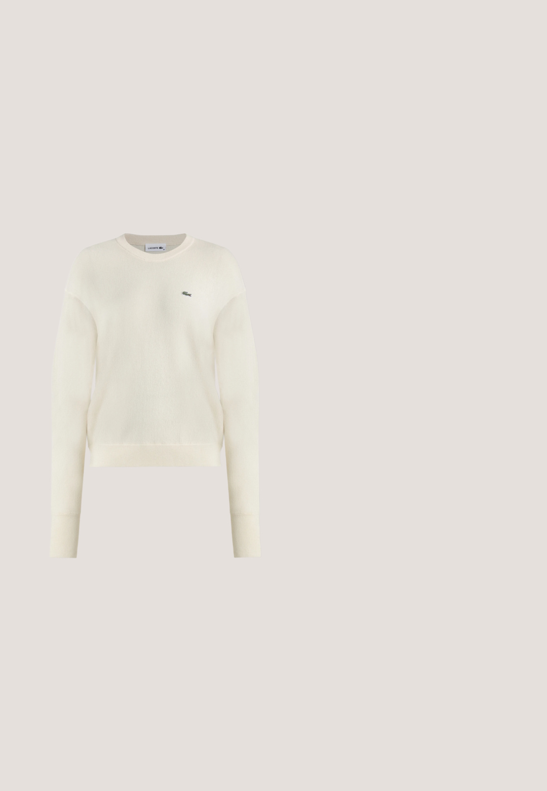 Off-white, langarmige gebreide trui met ronde hals en klein groen Lacoste krokodillenlogo op de linkerborst.; Korte mouwen marineblauwe t-shirt van katoen, met een ronde hals en een klein groen Lacoste-logo op de linkerkant van de borst.; Donkerblauwe joggingbroek met elastische tailleband en enkels, vooraanzicht, gemaakt van zacht materiaal voor casual dragen.; Lage sneaker met witte, lichtroze en muntgroene accenten, suède neus- en hielstuk, vetersluiting en een merkdetail aan de zijkant.; Canvas draagtasje met verticale marineblauwe en witte strepen, met de tekst "MADS NØRGAARD COPENHAGEN" en dubbele schouderbanden.; Zwarte leren riem opgerold met een grote glanzende gouden gesp in de vorm van een knoop op een effen witte achtergrond.