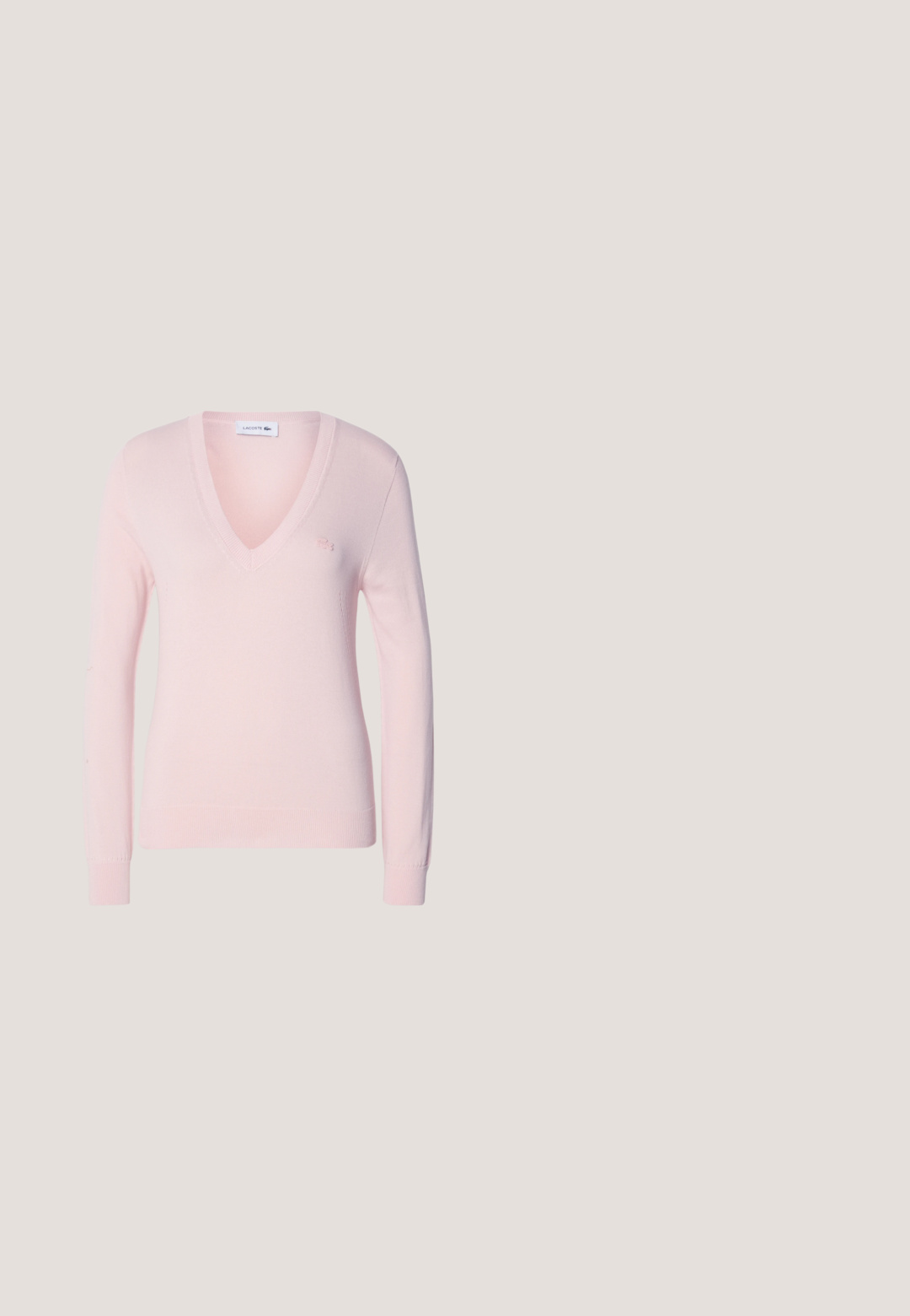 Lyserød V-hals sweatshirt lavet af blødt stof, med lange ærmer, ribkantede manchetter og et lille broderet logo på brystet.; Hvid langærmet skjorte med knapper, klassisk krave og almindelig pasform. Fremstillet af glat stof med otte knapper ned foran.; Lyseblå denim nederdel med en frontlynlås, flosset kant på lommerne og lige snit design. Kantlinjen er let buet.; Beige læder loafers med syet detaljer, en flad sort sål og en rund tå. Minimalistisk design uden fremtrædende hardware eller accenter.; Beige læder håndtaske i halvmåneform med en enkelt skulderrem og minimal syning, sat mod en ensartet hvid baggrund.; Par skinnende gyldne tykke hoop-øreringe med metalstifter på en lys grå baggrund.