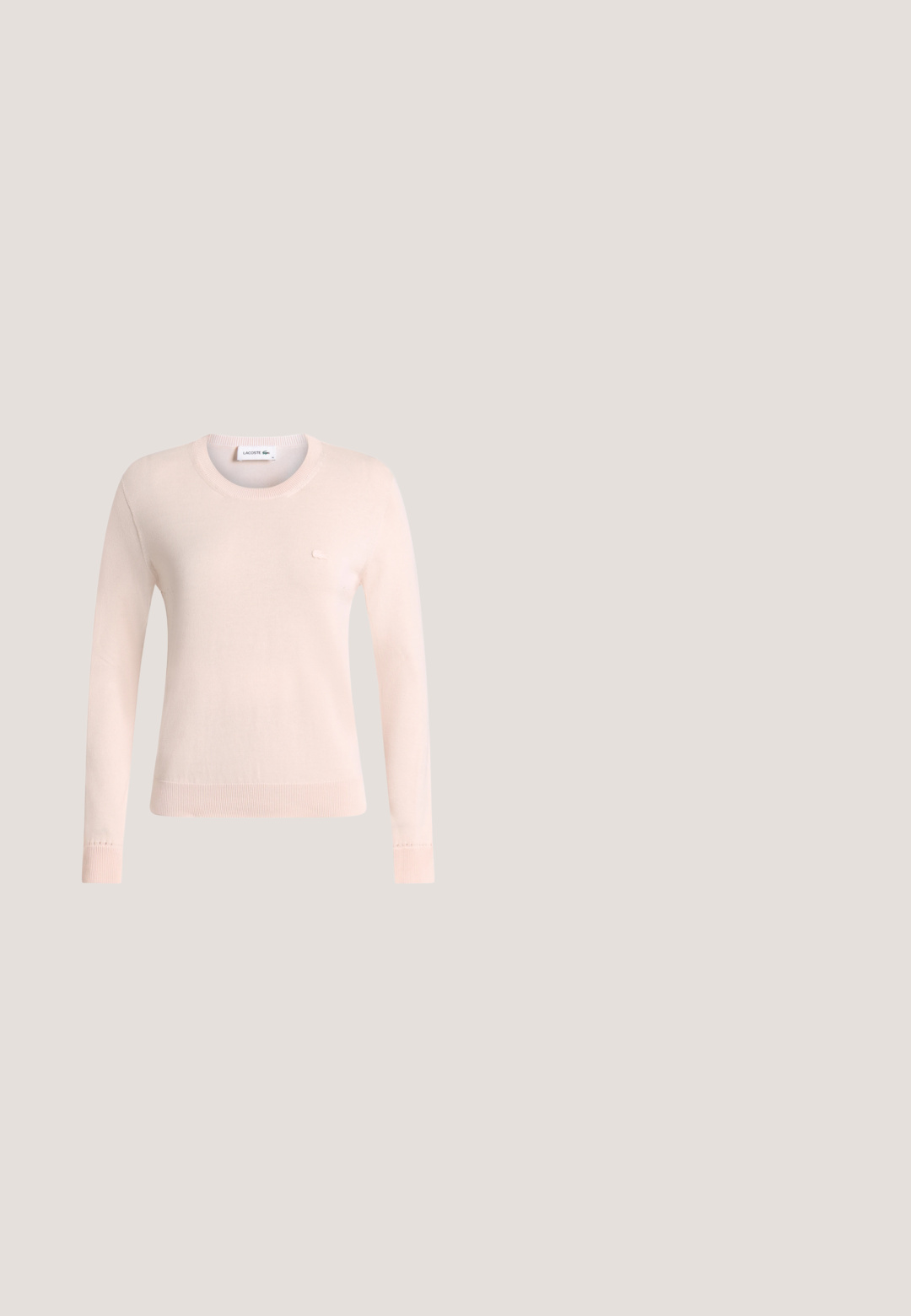 Pull rose clair à manches longues et col rond, avec poignets et ourlet côtelés, arborant un petit logo brodé sur la poitrine gauche.; T-shirt noir à manches courtes avec logo EA7 Emporio Armani argent métallique et motif aigle stylisé sur le devant.; Jupe en denim bleu avec une coupe ajustée, ourlet brut et poches avant classiques. Texture lisse avec un léger dégradé pour un look décontracté.; Sandale plate à enfiler avec semelle plateforme en jute tressée et bride beige texturée ornée d'un petit emblème décoratif en argent.; Portefeuille marron à motifs avec fermeture éclair, quincaillerie dorée et une sangle amovible beige. Présente le logo "MICHAEL KORS" sur le devant.; Paire de boucles d'oreilles en ton or poli avec un dessus rectangulaire courbé relié à un anneau ovale irrégulier, sur fond blanc uni.