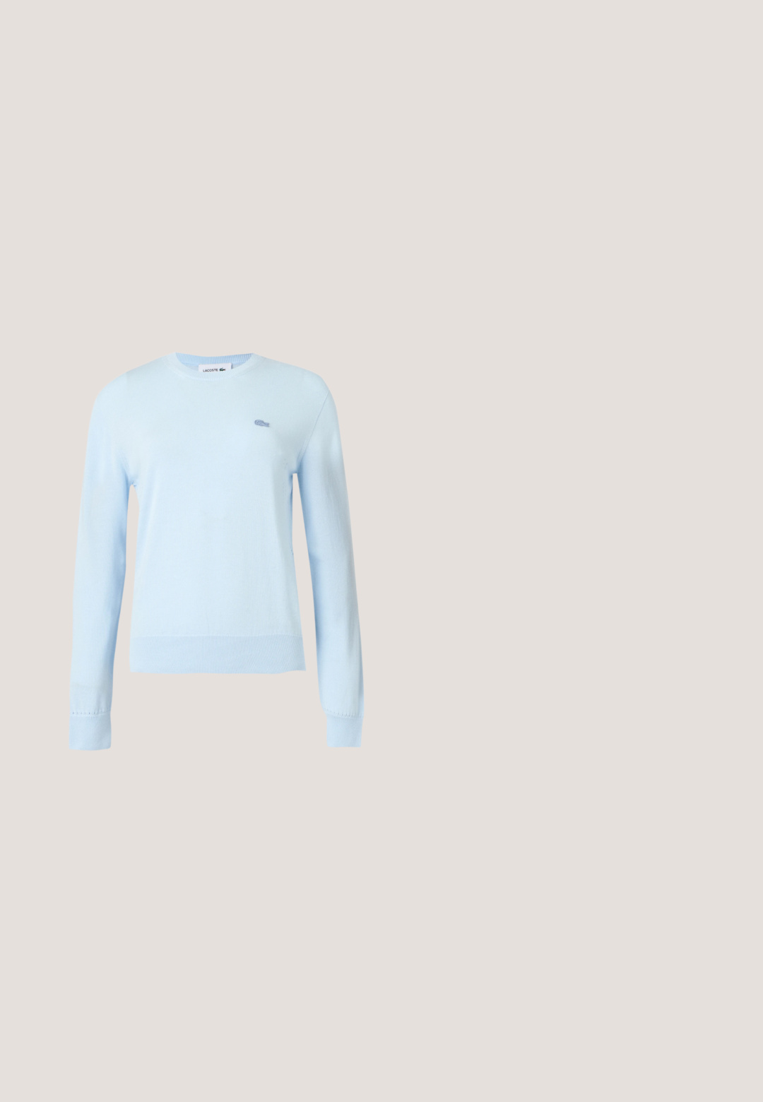 Jersey azul claro de manga larga con cuello redondo, puños y bajo acanalados, con un pequeño logo bordado en el pecho izquierdo.; Vestido blanco de camiseta hecho de algodón, con cuello redondo, mangas cortas y un pequeño logo verde en el pecho. Silueta simple y recta.; Zapatilla de punto rosa de corte bajo con suela blanca, diseño con cordones y logo de cocodrilo verde en el lateral.; Gafas de sol con montura transparente, lentes grises degradadas y varillas beige semitransparentes que reposan sobre una superficie blanca.; Bolso pequeño beige con dos asas cortas, correa de hombro larga y ajustable, y logotipo de cocodrilo en el frente.; Collar de perlas con acentos de oro, que presenta un cierre de oro y un charm decorativo de un animal en oro. Perlas lisas y redondas en un patrón uniforme.
