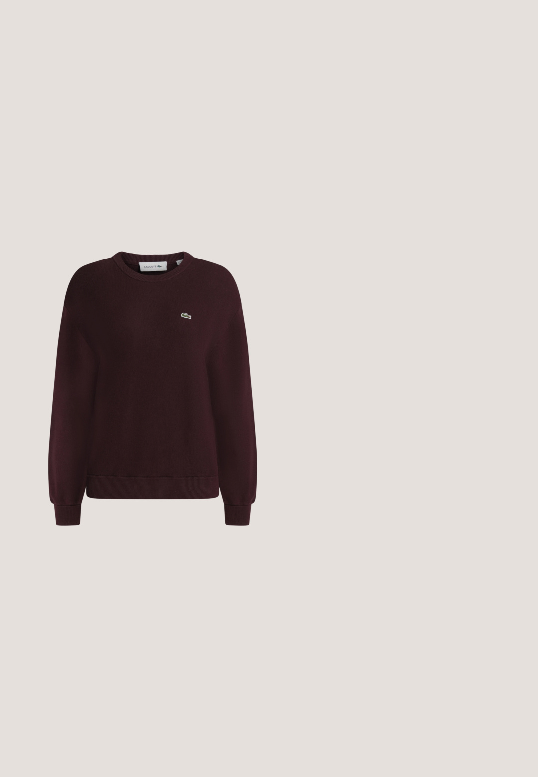Pull bordeaux foncé à manches longues et col rond, avec poignets et base côtelés, arborant un petit logo crocodile vert Lacoste sur la poitrine.; Chemise en maille blanche à manches courtes avec bordure rayée marine au col et aux manches, avec une petite poche poitrine arborant un logo crocodile vert.; Pantalon de jogging bordeaux foncé à taille élastique avec poignets élastiques et jambes fuselées fines, présenté sur un fond uni clair.; Baskets basses marron avec trois bandes velcro, semelle en gomme et un logo crocodile doré sur le côté, présentées sur un fond uni.; Sac fourre-tout vert foncé en matériau texturé avec deux longues poignées, comportant un petit logo à l'avant et une fermeture éclair.; Boucles d'oreilles créoles en or avec des pierres facettées vertes et de petits charms en or en forme de griffes suspendus sous chaque pierre, présentées sur un fond blanc.