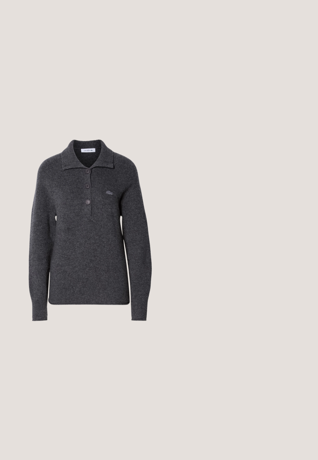 Donkergrijze wollen trui met een kraag, drie knopen aan de voorkant, lange mouwen en geribde manchetten. Lacoste-logo aan de linkerkant.; Witte mouwloze tanktop met een ronde hals en geribbelde textuur. Heeft een klein groen Lacoste krokodillogo op de borst.; Witte joggingbroek met een elastische tailleband en trekkoord, voorzien van zijzakken en geribbelde boorden. Zacht materiaal met geborduurde logodetails.; Witte leren sneaker met een gladde afwerking, ronde neus, vetersluiting en een subtiel reliëflogo aan de zijkant. Beschikt over een rubberen zool.; Zwarte tote bag van textuurmateriaal, met twee handvatten, een ritsluiting en een klein groen logo aan de voorkant. Eenvoudig, functioneel ontwerp.; Zilveren creolen met een gepolijste afwerking en DKNY-branding, weergegeven tegen een effen witte achtergrond.