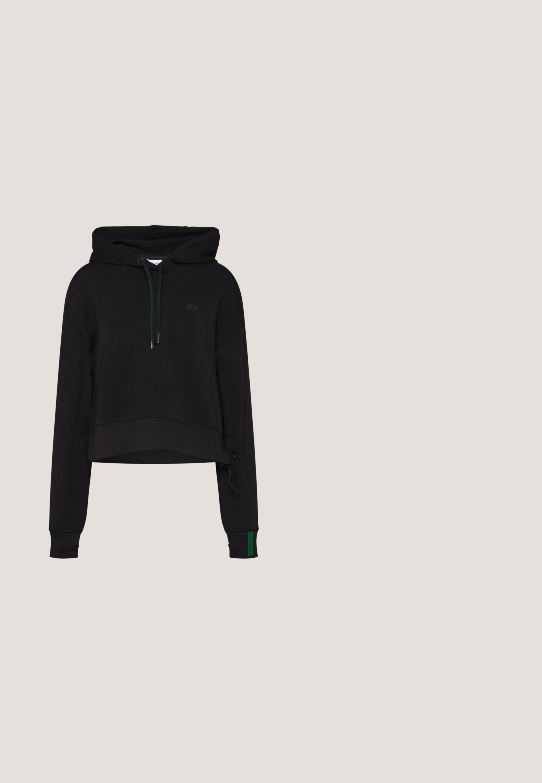 Haut à capuche court noir en coton, arborant un logo vert, une fermeture à cordon de serrage et des poignets côtelés avec des accents verts contrastants.; T-shirt noir à manches courtes en côte, avec un col rond, arborant un petit logo de crocodile vert Lacoste sur la poitrine gauche.; Pantalon de jogging blanc décontracté avec taille et chevilles élastiques, doté d'un petit logo brodé sur la cuisse supérieure.; Chaussure de sport noire et blanche avec logo de crocodile, lacets blancs, suspendue au-dessus d'une surface extérieure en bois et galets avec un arrière-plan flou.; Sac fourre-tout noir en matériau texturé, doté de deux poignées, d'une fermeture zippée et d'un petit logo vert à l'avant. Design simple et fonctionnel.; Bracelet en chaîne dorée avec des maillons allongés et un pendentif en forme de main, orné de pierres précieuses vertes et muni d'une fermeture à clip en homard.