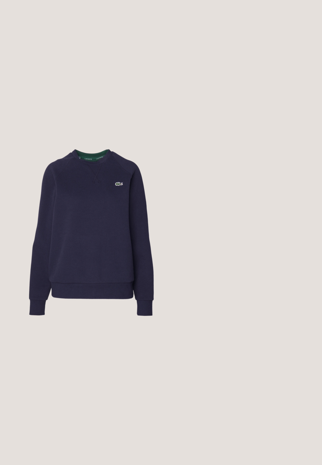 Navyblauer Sweatshirt aus Baumwolle, mit Rundhalsausschnitt, gerippten Bündchen und einem kleinen grünen Lacoste-Logo auf der Brust.; Kurzarm-T-Shirt in Marineblau aus Baumwolle, mit Rundhalsausschnitt und kleinem grünen Lacoste-Logo auf der linken Brust.; Marineblaue Sweatpants mit einem elastischen Bund und gestrafften Säumen. Hergestellt aus weichem Stoff mit glatter Textur, ohne sichtbare Muster oder Verzierungen.; Weiße und beige Low-Top-Sneaker mit strukturierten Sohlen, Schnürung und beigen Seitenstreifen auf neutralem Hintergrund.; Navyblaue Handtasche aus strukturiertem Stoff, mit zwei oberen Griffen und einem abnehmbaren Schulterriemen. Verfügt über ein kleines Lacoste-Logo und einen Reißverschluss.; Silberarmband mit Kettendesign und einem herzförmigen Anhänger. Das Herz ist offen und hebt seine elegante, moderne Form hervor.