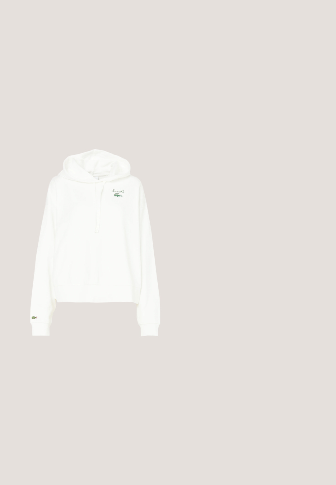 Sudadera blanca de algodón suave, con un bolsillo canguro, capucha con cordón y un pequeño logo de cocodrilo verde en el pecho.; Camiseta de manga corta verde oscuro, de corte ajustado, con ribete blanco en el cuello y las mangas, que presenta un pequeño logotipo de Lacoste en el pecho.; Pantalones de pana de pierna ancha en verde oscuro. Presentan una textura acanalada horizontal, bolsillos frontales y cierre con botones con detalles de marca.; Zapatilla de ante verde con rayas blancas y talón rosa, con suela de goma, puntera redonda y diseño con cordones.; Bolso tote sintético negro con asas superiores dobles, correa de hombro desmontable, cierre de cremallera y un acento del logo del cocodrilo verde de Lacoste.; Brazalete de plata con un diseño de cadena y un charm en forma de corazón. El corazón está abierto, resaltando su forma elegante y contemporánea.