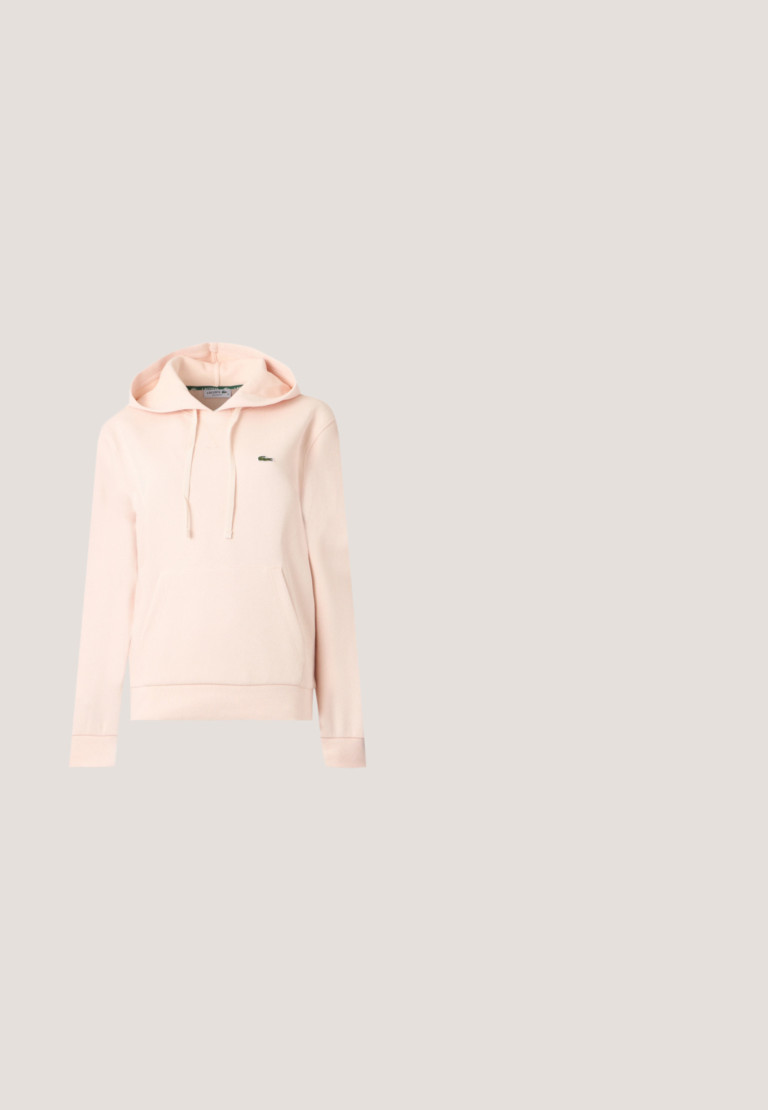 Lichtroze hoodie met voorzak, trekkoorden en klein geborduurd groen krokodillenlogo op de borst.; Lichtroze geribd T-shirt met korte mouwen, een ronde halslijn en een klein groen Lacoste krokodillenlogo op de linkerborst.; Lichtroze shorts met elastische taille, gestructureerde stof en een klein groen krokodillenlogo aan de onderlinkerzoom.; Zwart-witte Lacoste sneaker met witte veters, geperforeerde neus, krokodillogo aan de zijkant en merksol op een neutrale achtergrond.; Zwarte clutch tas van gestructureerd synthetisch materiaal. Voorzien van een ritssluiting en een klein groen logo aan de voorkant. Inclusief een polsbandje.; Zilveren kralenarmband met een groen krokodillenlogo hangertje in het midden op een witte achtergrond.