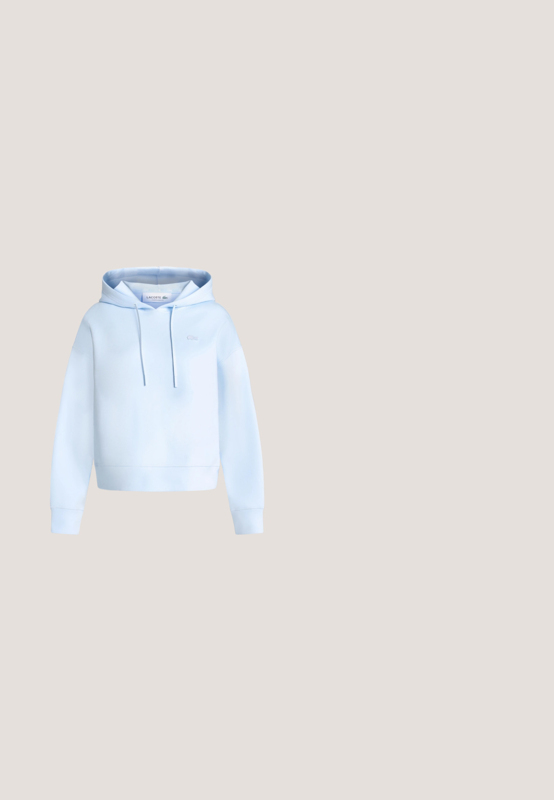 Lichtblauwe oversized hoodie met lange mouwen, voorzak (kangaroo), capuchon met trekkoord en klein reliëflogo van een krokodil op de borst.; Lichtblauwe katoenen T-shirt met korte mouwen, V-hals en een klein groen Lacoste krokodillenlogo op de linkerborst. Zachte textuur.; Lichtblauwe sweatpants met wijde pijpen, elastische tailleband en trekkoord, met een gladde stof en zijzakken.; Witte leren sneakers met beige zool, witte veters en een klein geel krokodillenlogo aan de zijkant.; Lichtblauwe gestructureerde draagtas met twee handvatten en een klein zilveren krokodillenlogo in het midden aan de voorkant, tegen een witte achtergrond.; Zilverkleurige metalen creolen oorbellen met een glad, licht gebogen oppervlak en sluitingen met haaksluiting op een effen witte achtergrond.