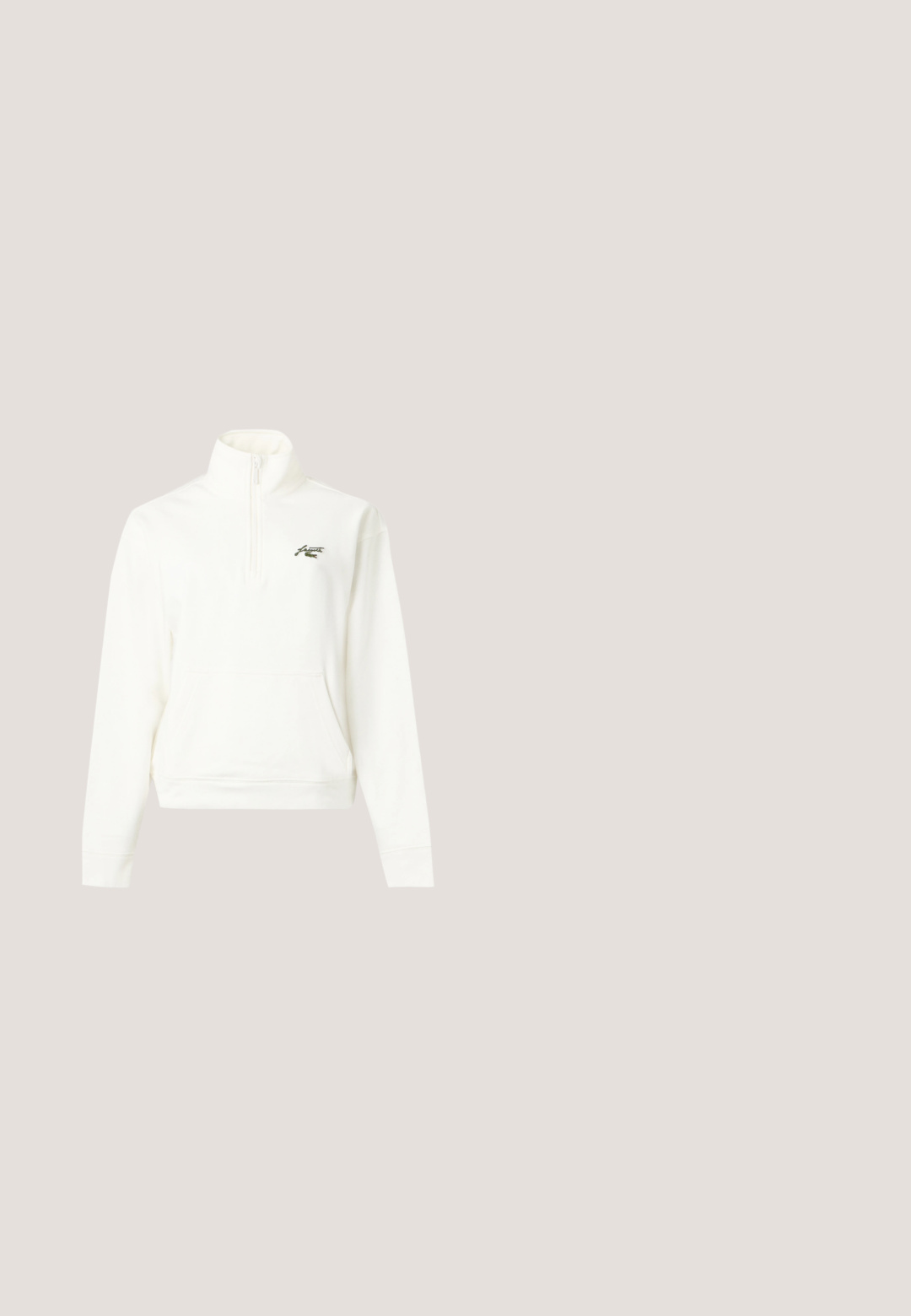 Weißer Pullover mit Viertel-Reißverschluss, hohem Kragen, langen Ärmeln, Fronttasche und kleinem gesticktem Logo auf der linken Brust.; Weißes Strickshirt mit kurzen Ärmeln und marineblau gestreiftem Besatz an Kragen und Ärmeln, mit einer kleinen Brusttasche mit grünem Krokodil-Logo.; Weiße Sweatpants aus weichem, gestricktem Stoff. Der elastische Bund und die Bündchen sorgen für eine bequeme Passform. Minimalistisches Design, ohne sichtbare Muster oder Akzente.; Weiße Sneaker im Low-Top-Design mit weißen Schnürsenkeln, grünem Krokodil-Logo an der Seite und "Lacoste"-Label an der Sohle vor neutralem Hintergrund.; Beige Tragetasche mit langen Griffen und einem kleinen abnehmbaren grünen Reißverschlussbeutel, der an einem Griff befestigt ist, auf schlichtem Hintergrund dargestellt.; Perlenstecker mit glänzender Oberfläche; verziert mit einem kleinen goldenen Krokodil-Akzent an jedem Ohrstecker. Kreisförmige Form, glatte Textur.