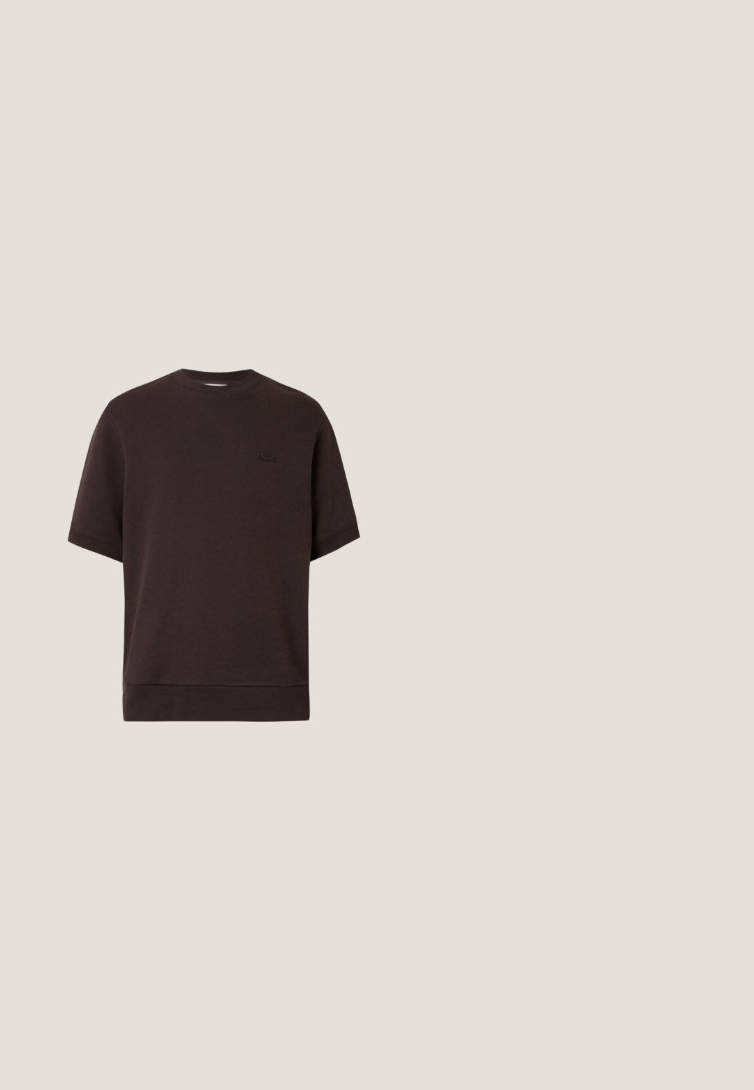 Sweatshirt à manches courtes de couleur marron foncé avec un col rond, en matière douce. Présente un logo brodé subtil sur la poitrine.; Chemise à manches courtes de couleur rouille avec de grandes poches à rabat des deux côtés, un col pointu et une patte de boutonnage cachée à l'avant.; Shorts taille élastique de couleur blanc cassé avec cordon à l'avant et grandes poches plaquées maintenues par de petites rivets métalliques.; Botte en caoutchouc noire étanche avec une boucle ajustable, une surface texturée, une forme légèrement incurvée et une semelle robuste pour une meilleure adhérence.; Lunettes de soleil noires en forme carrée avec des verres gris dégradés, montures en plastique, accents dorés sur les branches, et un design épuré et minimal.; Trousse de toilette rectangulaire noire avec motif embossé, fermeture éclair en haut, poignée unique et petit logo sur le côté avant droit.