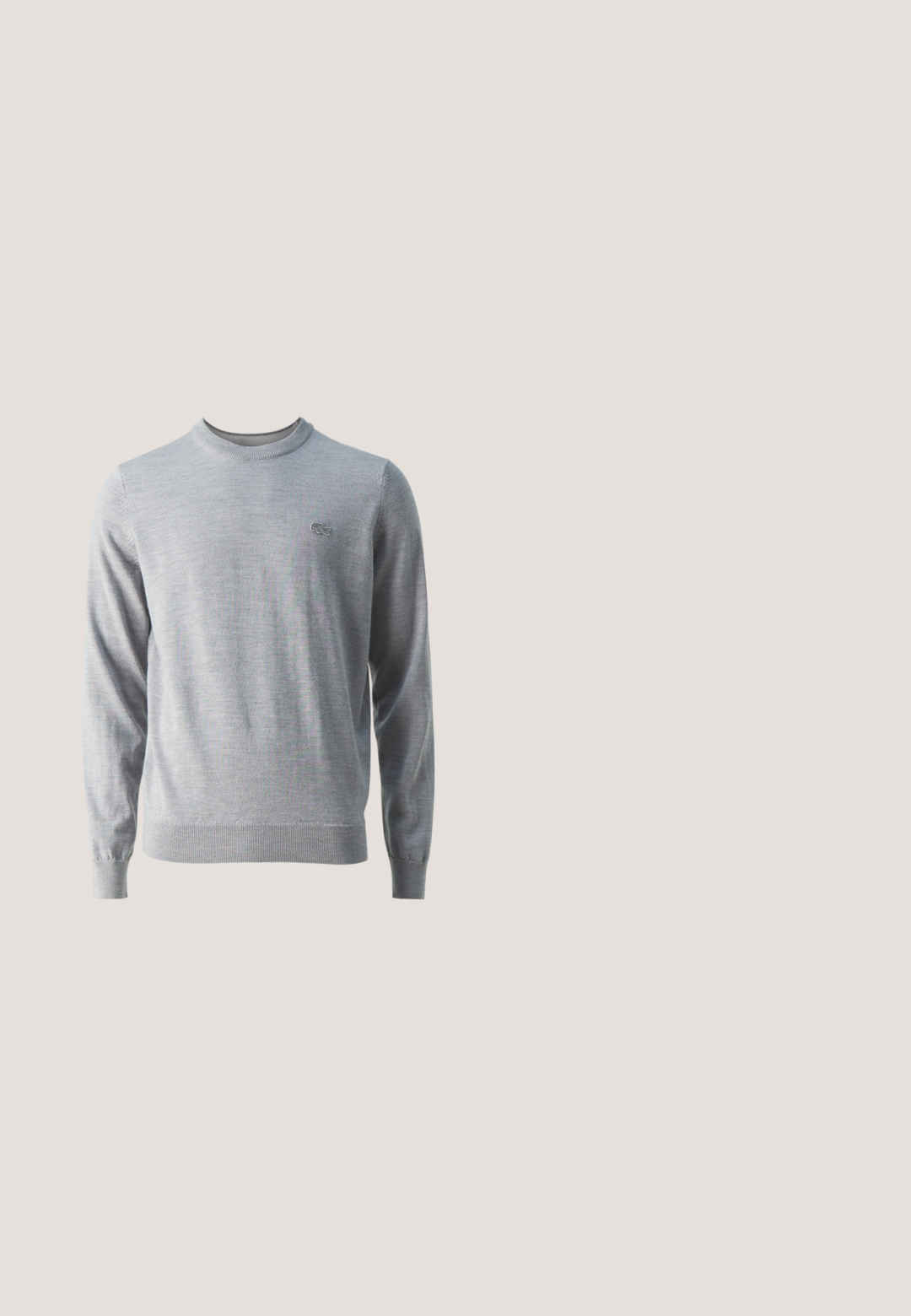 Grå strikket sweater med lange ærmer, rund hals og ribbede manchetter. Har et lille broderet logo på venstre bryst. Glat tekstur.; Lacoste T-shirts print - white; Grønne mønstrede træningsbukser med elastisk talje, smalle ben og et geometrisk design over det hele. Lavet af letvægtsmateriale.; Lacoste sneakers i mørkegrå med mesh og syntetisk materiale, udstyret med en tekstureret sål og brune accenter på kraven og brandingen.; Sort nylon bæltetaske med en glat overflade, lynlås lukning og et lille grønt Lacoste krokodille logo på forsiden. Designet til let transport.; Sølv kædearmbånd med sammenflettede led, der har et rektangulært metalkort indgraveret med "LACOSTE" og tekstureret detaljering.