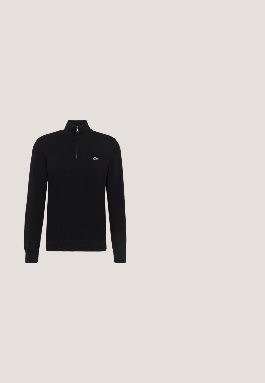 Must mustriba pullover kõrge kaelusega ja pool-pitsiga sulgemisega. Rinnal on roheline Lacoste logo. Pikkade varrukatega ja soonikustega mansetid.; Valge pika käiga puuvillane särk, millel on nööpidega krae, vasakul rinnal roheline broderi logo ja sirged mansetid.; Mustade puuvillaste lühikesed püksid elastse vöökohtaga ja väikese rohelise logo aktsendiga. Omab sirget lõiget ja siledat tekstuuri.; Valged tenniskind roheliste aktsentidega, sile nahast ülemine osa, ümmargune nina, perforatsioonid vampi peal ja diskreetne bränding küljel ja taga.; Mustamata ristkülikukujuline kott tekstuurse materjaliga, lukuga sulgemine ja reguleeritav rihm; nurgas on diskreetne logo.; Must mustriba mustriba hõbedaste metallklambriga, millel on graveeritud tekst "LACOSTE" ja rohelise krokodilli logo tikand rihmal.