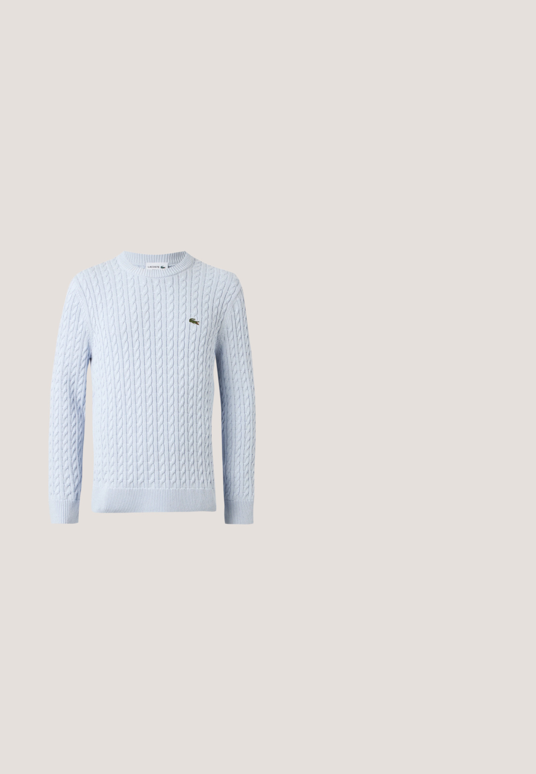 Lyseblå kabelstrikket trøje med lange ærmer, rund hals og lille grøn broderet Lacoste-krokodillelogo på brystet.; Lyseblå T-shirt med korte ærmer og rund hals, med lille sort "BOSS" logo på venstre bryst.; Sorte linnedshorts med en afslappet pasform, snoretræk i taljen og uden synlige mønstre. Stoffet virker let med en let struktureret overflade.; Sort læderankelstøvle med snørelukning foran, rundet tå, flad sål og træksløjfe bagpå på en ensartet lys grå baggrund.; Bronzefarvede solbriller med oktagonale mørke linser, tynd guldfarvet stel og sorte plastarme med et indgraveret logo.; Sort læder crossbody taske med en glat overflade, en frontklap, sølv logo accent og en justerbar stofrem.