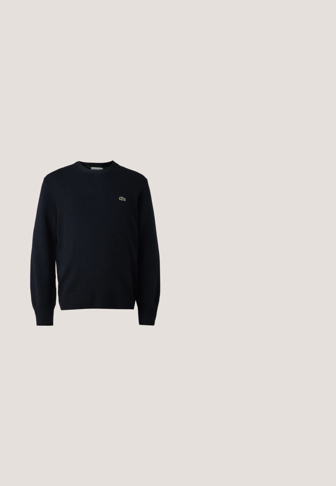 Námornícky sveter s okrúhlym výstrihom vyrobený z mäkkého materiálu, s rebrovanými manžetami a spodným lemom. Malé zelené logo Lacoste na hrudi.; Biela košeľa s dlhým rukávom vyrobená z bavlny, s golierom na gombíky, so zeleným vyšitým logom na ľavej hrudi a rovnými manžetami.; Námornícke vlnené nohavice s prispôsobeným strihom, s prešívaným predným dielom a širokými nohami. Hladká textúra a čisté línie, vhodné na formálne príležitosti.; Čierne pánske kožené mokasíny s pásikom na vrchu, vystavené na béžovom koberci pri hnedom modernom okrúhlom stole.; Lacoste CLASSIC MESSENGER BAG - Taška cez plece - noir; Čierny tkaný opasok so striebornou kovovou sponou. Obsahuje kožené akcenty a malú detailnú značku. Textúra je flexibilná a odolná.
