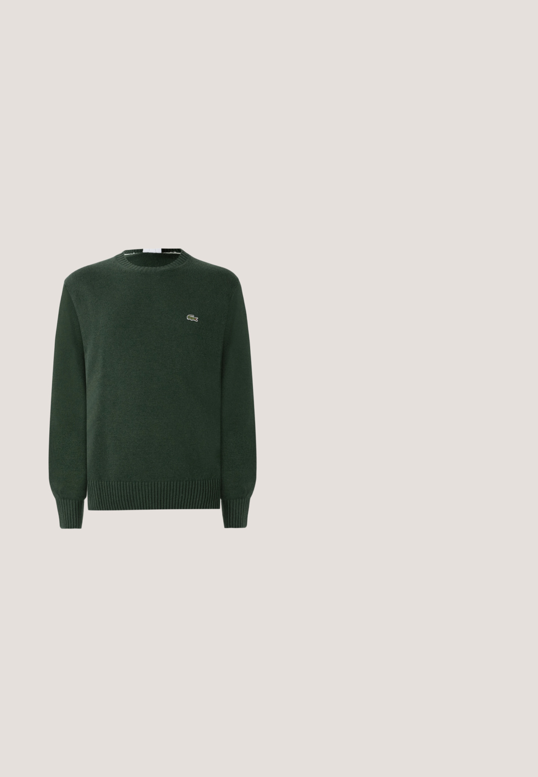 Grøn strikket sweater med rund hals, ribbede manchetter og kant, og med et lille broderet krokodillelogo på brystet.; Kortærmet t-shirt med rund hals i brune og hvide vandrette striber og en lille grøn krokodille-logo på venstre bryst.; Cargo bukser i olivengrønt letvægtsstof, med sidelommer, elastisk talje og taperede manchetter for en tætsiddende pasform.; Brun læder lav-top sneaker med snørebåndsdesign og grønt krokodillelogo på siden, vist på en ensfarvet neutral baggrund.; Sort rektangulær crossbody taske lavet af tekstureret materiale. Har en lynlås på toppen, justerbar rem og logo prægede foran.; Guld- og sølvmetalarmbånd med et tekstureret guldafsnit og et grønt krokodille-logo på en poleret guldplade.