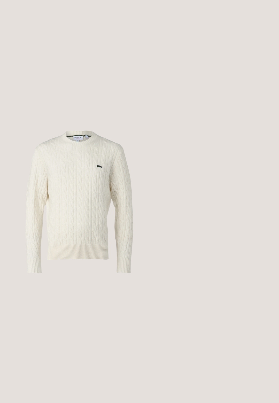 Suéter de punto trenzado color crema con cuello redondo, puños y dobladillo acanalados, y un logo verde de Lacoste en el pecho. La tela texturizada resalta los detalles.; Camisa de cuello alto de manga larga blanca hecha de tela suave, con un pequeño logo bordado verde en el pecho y puños ajustados.; Pantalones de chándal color crema, hechos de una tela suave, con una cinturilla elástica, piernas ajustadas y tobillos ceñidos. Diseño simple sin patrones.; Zapatilla blanca con paneles de ante y malla gris, que cuenta con una suela texturizada, diseño de cordones y sutiles acentos de logo en gris y amarillo.; Bolso bandolera de tela negra con una correa blanca con el logo de LACOSTE, cierre superior con cremallera y un logo de cocodrilo bordado en verde en la parte frontal.; Pulsera de cadena de plata con un cierre de metal plano y grabado que presenta un acento verde. Los eslabones son redondeados y pulidos para un acabado suave.