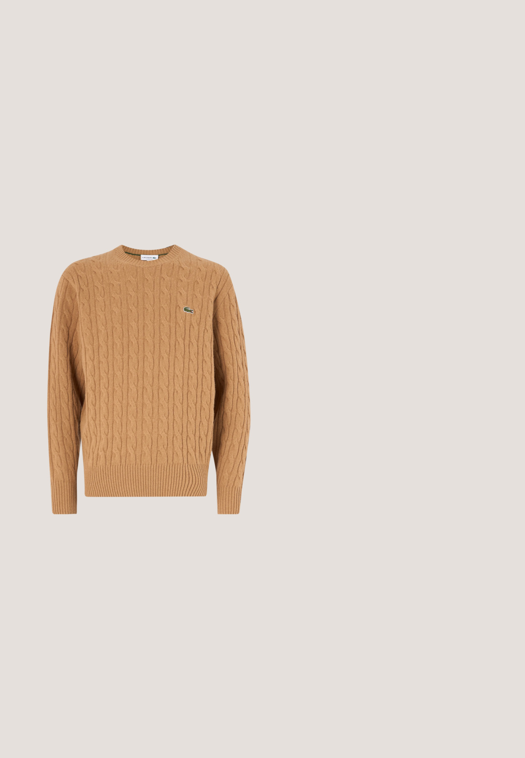 Pull en maille torsadée de couleur camel, fabriqué à partir d'un tissu texturé, avec un ourlet et des poignets côtelés, et un petit logo vert sur la poitrine.; T-shirt blanc à manches courtes avec un petit motif bleu d'un ours et le texte "PR HUGO" sur le haut du côté gauche de la poitrine.; Pantalon en velours côtelé noir à jambe droite avec poches avant, passants de ceinture et fermeture à bouton, présenté sur un fond blanc.; Bottine Chelsea en cuir noir avec un panneau latéral élastique et une languette rouge à l'arrière, présentée sur un fond blanc uni.; Pochette rectangulaire en suède marron avec garniture et fermeture éclair en cuir noir, ornée d'une étiquette noire avec le texte "Karl Lagerfeld 21 Rue St-Guillaume Paris".; Bracelet noir avec des maillons interconnectés, texture lisse, et un accent central avec de fines rayures horizontales en rouge, blanc et bleu.