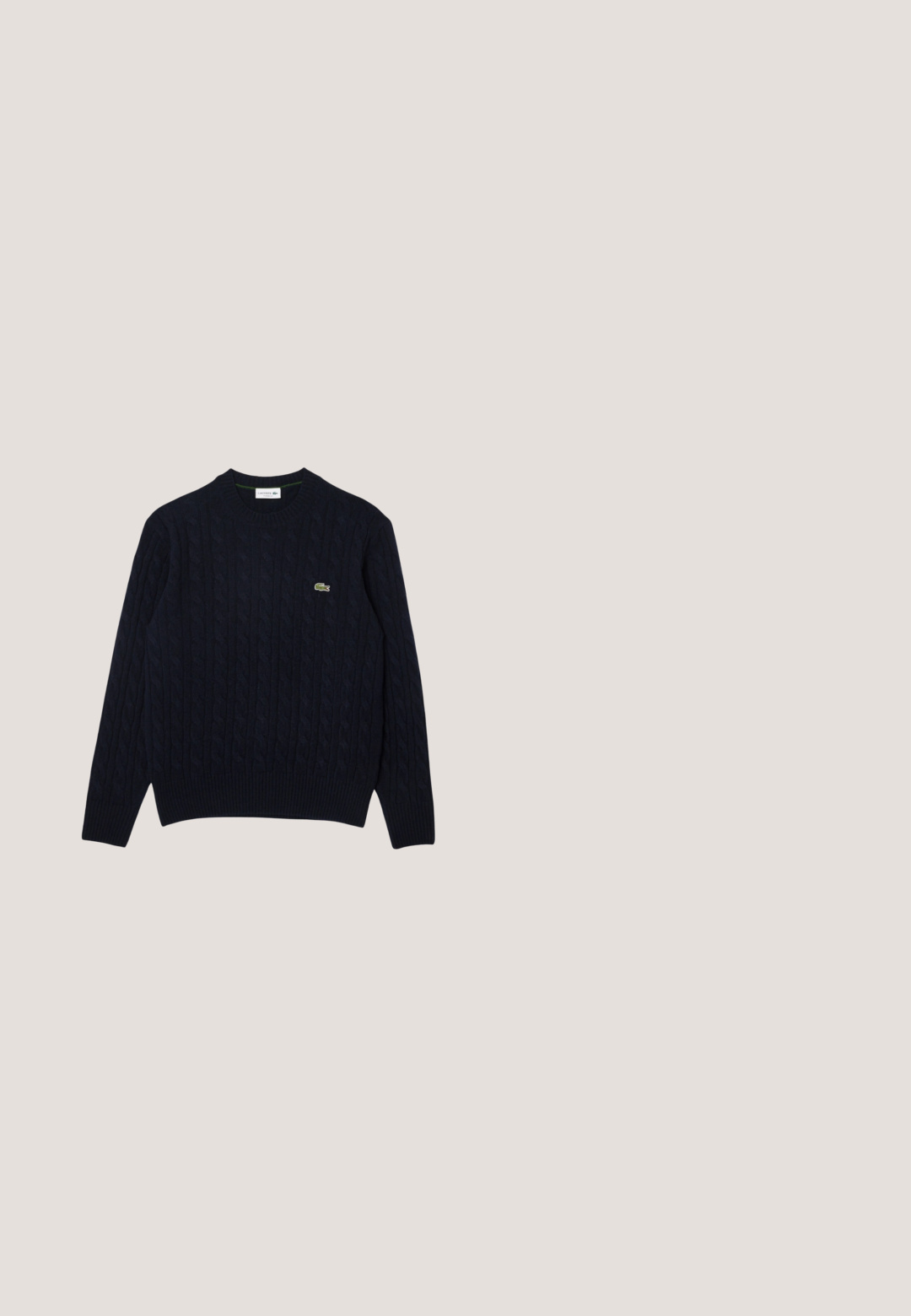 Suéter de punto azul marino con patrón de trenzado, escote redondo, puños y dobladillo acanalados, que presenta un pequeño logo verde de Lacoste en el pecho.; Camiseta de manga corta y cuello redondo en algodón color durazno claro con un pequeño logo de cocodrilo verde de Lacoste en el lado izquierdo del pecho.; Pantalones de chándal de color beige claro, hechos de algodón, con una cinturilla elástica, puños acanalados y un logo verde con diseño de hoja en la pierna izquierda.; Zapatilla deportiva blanca con detalles en ante beige, rayas verdes y suela de goma naranja con púas para tracción. Logotipo de Lacoste en el lateral.; Bolsa de hombro negra con material texturizado, forma rectangular, bolsillo frontal con cremallera y acento de logo de cocodrilo verde. Incluye correa ajustable.; Pulsera de cadena metálica bicolor con un emblema de cocodrilo dorado y un cierre tipo langosta plateado.