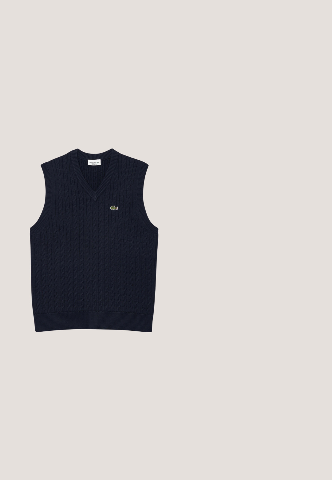 Lacoste Trui - bleu marine vert; Navy polo shirt van katoen met een kraag, korte mouwen en een witte horizontale streep met het merklogo op de linkerborst.; Navyblauwe broek van lichtgewicht stof, met een recht model, voorzakken en een knoopsluiting in de taille.; Marineblauwe lage sneakers met witte zool, vetersluiting aan de voorkant en groen krokodillenlogo aan de zijkant.; Donkerblauwe rechthoekige schoudertas van gestructureerd synthetisch materiaal, voorzien van een ritsvak aan de voorkant en een groen Lacoste-logo.; Marineblauwe geweven stoffen riem met zilverkleurige metalen gesp en leren accenten, opgerold op een witte achtergrond.
