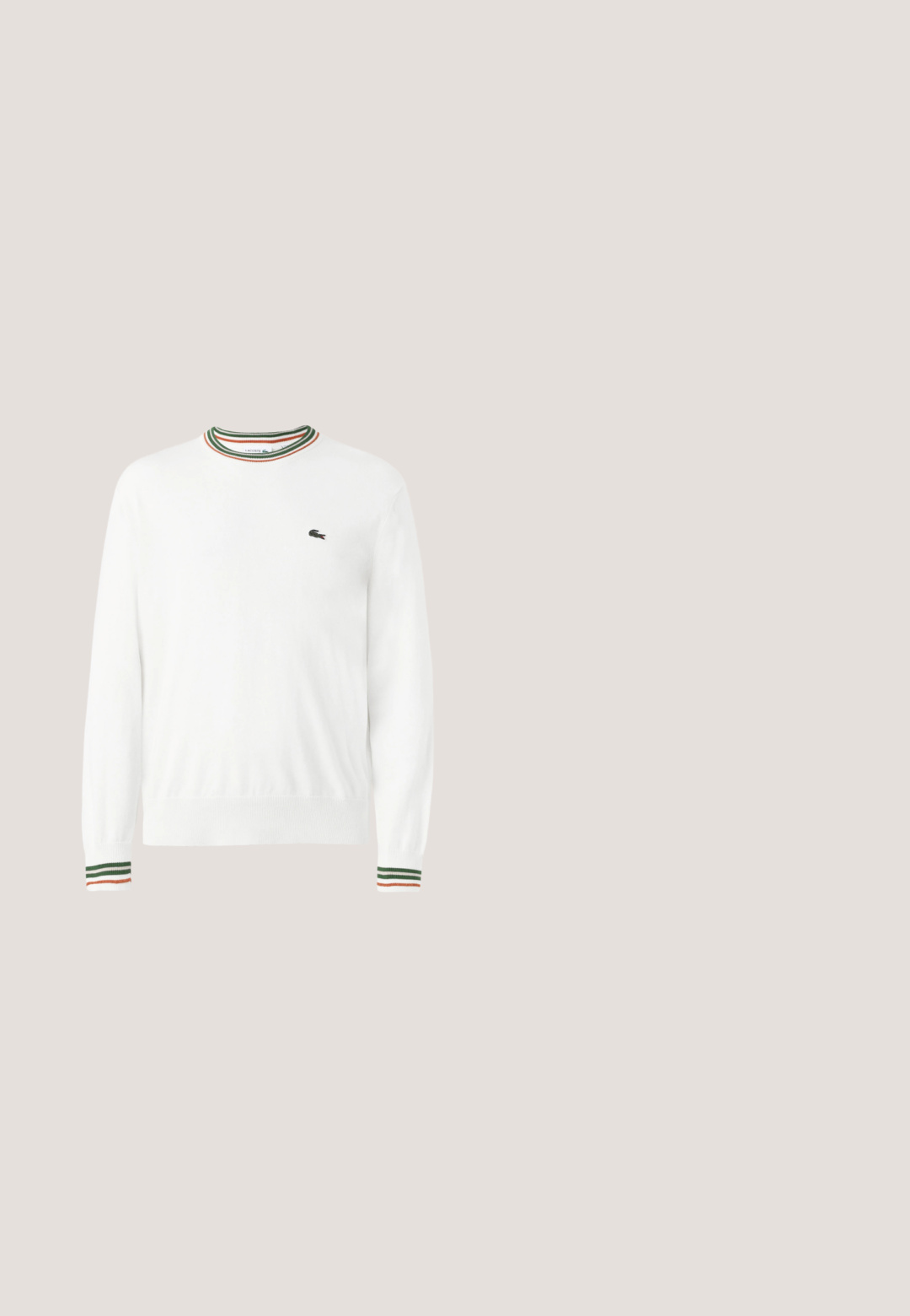 Biely sveter s okrúhlym výstrihom, ktorý má na golieri a rukávoch pruhy v zelených, červených a oranžových odtieňoch. Logo Lacoste na hrudi.; Čierna košeľa s dlhým rukávom na gombíky, s bodcovým golierom a gombíkovými manžetami, zobrazená na svetlom jednofarebnom pozadí.; Námornícke modré nohavice vyrobené z látky s hladkou textúrou, so rovnými nohami, zapínaním na gombík a jedným predným skladom.; Čierny kožený mokasín vznášajúci sa nad béžovým koberecom s lesklým hnedým okrúhlym stolom v pozadí.; Čierna kožená crossbody taška s nastaviteľným popruhom, klopovým zapínaním a malou kovovou logovou tabuľkou vpredu.; Čierny kožený opasok navinutý so strieborno obdĺžnikovou kovovou prackou na jednoduchom svetlom pozadí.