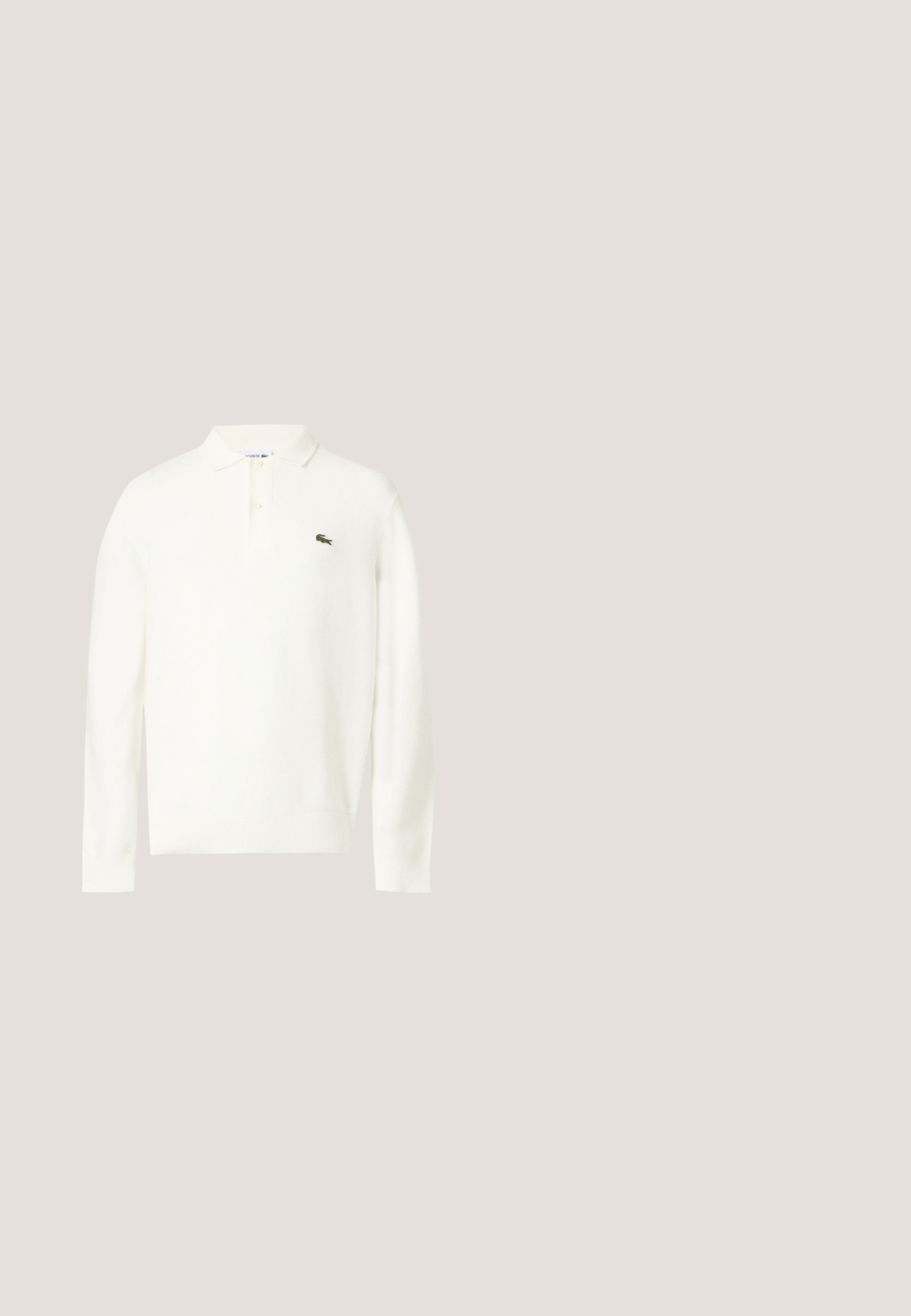 Polo blanc à manches longues avec col et deux boutons, avec un petit logo crocodile vert sur la poitrine gauche.; Veste boutonnée marron foncé avec col, poche poitrine et deux poches inférieures à l'avant sur un fond uni clair.; Pantalon en coton beige avec un design à jambe droite, doté d'une fermeture à bouton à l'avant et sans motifs ni accents visibles.; Mocassin en cuir marron avec semelle en caoutchouc blanche, design slip-on et petit logo crocodile métallique sur la lanière latérale.; Sac bandoulière gris foncé avec motif géométrique, deux boucles argentées à l'avant, sangle ajustable et logo Lacoste sur le rabat.; Ceinture en cuir marron foncé avec motif géométrique embossé et boucle rectangulaire en argent, enroulée sur un fond uni.