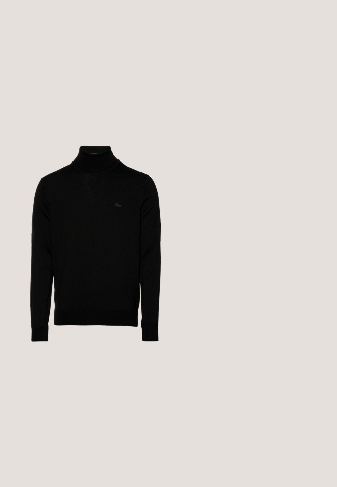 Zwarte coltrui, geribbelde textuur, lange mouwen, figure-hugging ontwerp, subtiele Lacoste-logo op de borst, middeldikte gebreid materiaal.; Lacoste T-shirt print - white; Zwarte sportbroek met een beige zijpaneel, witte accentafwerking en een groene geborduurde krokodillogo aan de linkerkant.; Witte leren sneakers met geperforeerde accenten, platte veters en een klein groen logo aan de zijkant. Rubberen zool en gewatteerde kraag voor comfort.; Zwarte nylon heuptas met een gladde textuur, ritssluiting en klein groen Lacoste krokodillenlogo aan de voorkant. Ontworpen voor lichtgewicht draagcomfort.; Gouden metalen ketting met een gedraaid ontwerp, voorzien van een gladde afwerking en een sluiting met klepje, verrijkt met een klein logootje.