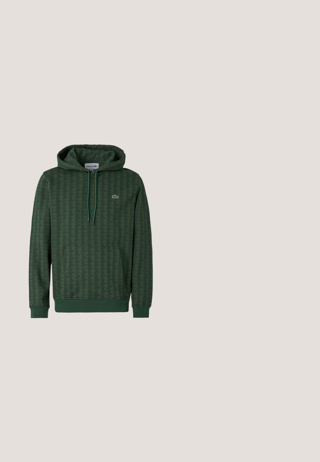 Sudadera verde con un patrón geométrico, capucha con cordón y puños acanalados. Logo de Lacoste en un color de contraste en el pecho.; Camiseta de algodón verde con mangas cortas, cuello redondo y logo blanco de un cocodrilo en el lado izquierdo del pecho. Textura suave, diseño informal.; Pantalones de chándal verde oscuro con una cinturilla elástica, bolsillos laterales y puños en el tobillo. Fabricados en un material suave y elástico.; Zapatilla blanca de cuero con talón y suela verdes. Cuenta con cordones blancos y un pequeño logo verde en el costado. Diseño minimalista.; Bolso cruzado negro con tejido texturizado, un logo verde y "LACOSTE" impreso en la correa ajustable; cuenta con un compartimento principal con cremallera.; Pulsera de cadena de plata con un cierre de metal plano y grabado que presenta un acento verde. Los eslabones son redondeados y pulidos para un acabado suave.