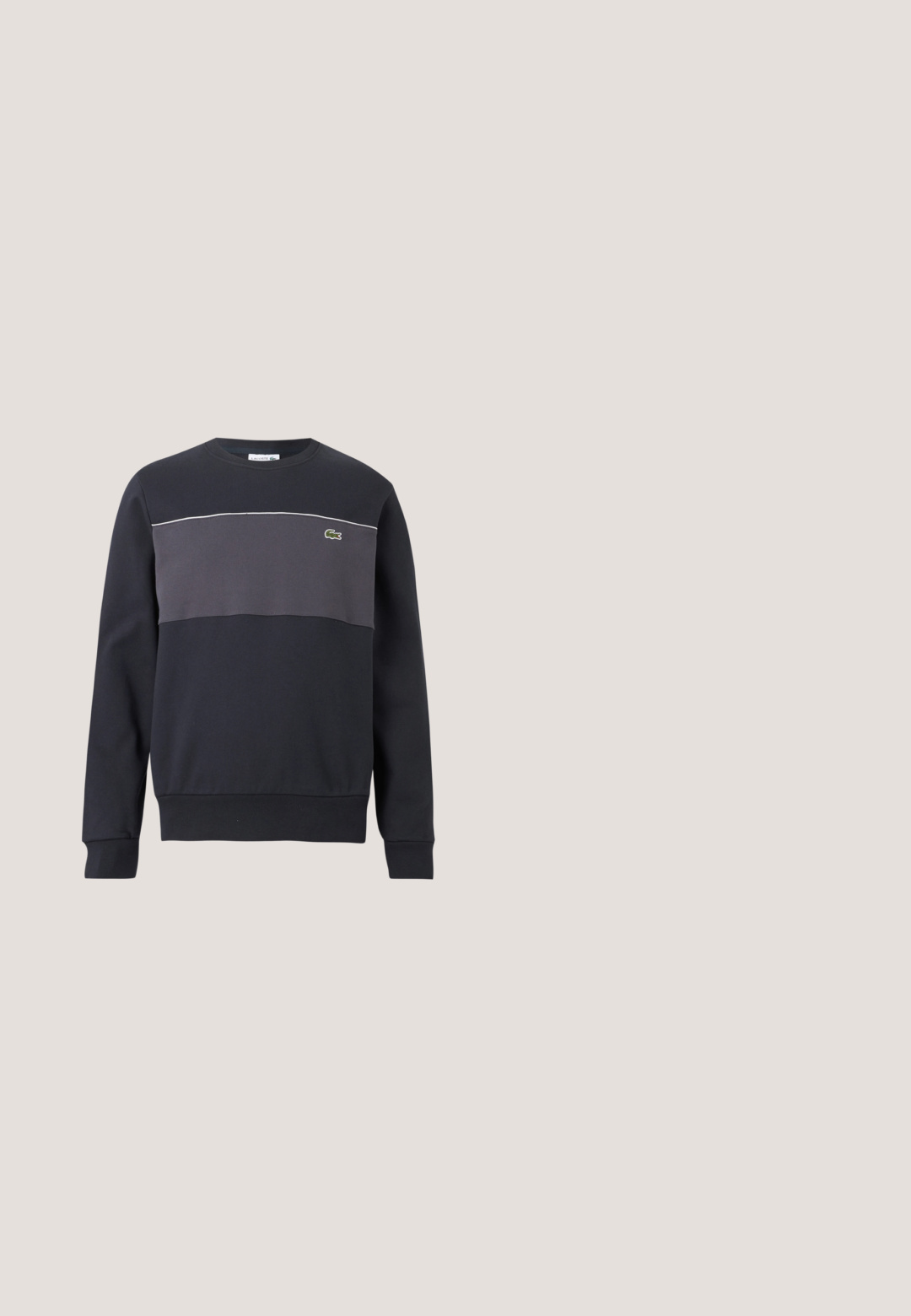 Zwart en donkergrijs sweatshirt met lange mouwen en ronde hals, met een klein groen krokodillenlogo op de linkerborst en witte bies boven het grijze paneel.; Lichtblauw katoenen T-shirt met een ronde hals en korte mouwen. Op de linkerkant van de borst staat een gestapeld zwart "LACOSTE" logo.; Zwarte sportshorts met elastische tailleband, witte bies aan de zijkanten en een klein groen krokodillenlogo op het rechterbeen.; Zwarte sneakers gemaakt van glad synthetisch materiaal, met een low-top ontwerp, ronde neus, vetersluiting aan de voorkant, reliëflogo en een gestructureerde zool.; Marineblauwe Lacoste messenger bag met verstelbare riem en logopatch op de voorslag, tegen een effen lichte achtergrond.; Lacoste SPELT - Armband - silver-coloured