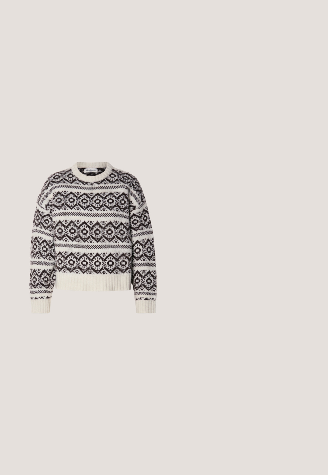 Suéter de punto en crema y marrón oscuro. Presenta un patrón geométrico, cuello y dobladillo de canalé, mangas largas y un corte corto.; Camisa blanca de manga larga hecha de una tela ligera texturizada, con escote en V, cuello oversized y sutiles rayas verticales.; Pantalones de pana negros de pierna ancha con una cintura alta, que cuentan con dos bolsillos frontales y un cierre de botón metálico. Tejido texturizado con estrías verticales.; Botín de cuero negro hasta el tobillo con paneles laterales elásticos, punta redonda y tacón cuadrado. Textura suave con detalles de costura mínimos.; Bolso de hombro de cuero negro con textura de cocodrilo, forma rectangular, correa con cadena como detalle y cierre frontal de giro.; Uncommon Matters SCULPTURAL LARGE CREOLE - Pendientes - silver-coloured
