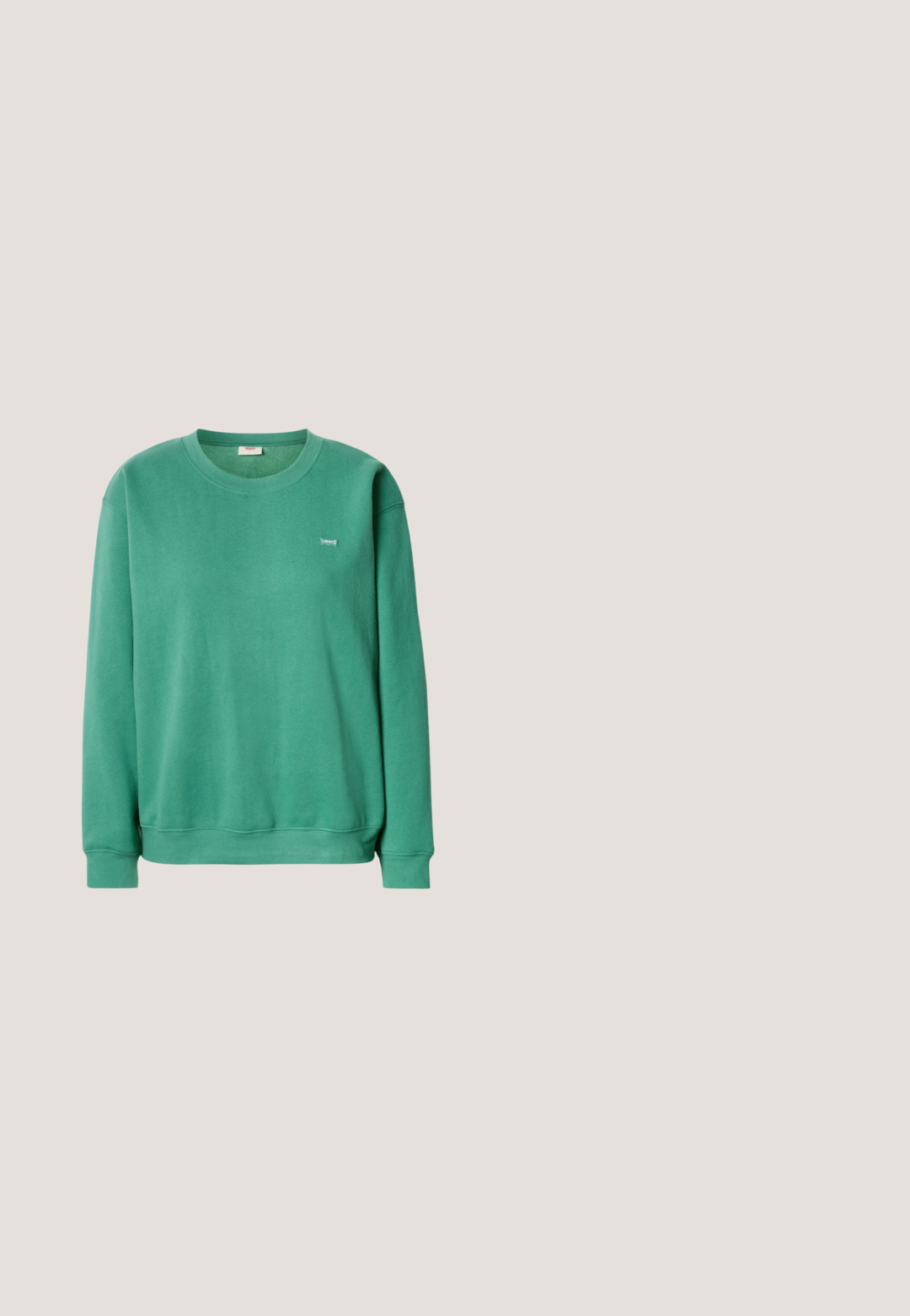 Sweatshirt vert en tissu doux, avec un col ras du cou et des manches longues. Petite étiquette cousue sur la poitrine, design simple.; Chemise blanche courte à manches longues, boutonnée, avec col pointu et poche poitrine avec petit logo noir « ck ».; Jean large bleu clair en tissu denim, taille haute avec fermeture à bouton, présentant un design classique à cinq poches et des détails cousus.; Calvin Klein PRO CUPS - Baskets basses - bright white; Sac d'épaule rectangulaire blanc avec des bretelles longues et fines, couture minimale, et fermeture éclair sur un fond uni.; Boucles d'oreilles demi-cercles ton argent avec texture striée et fermoirs à pression sur fond blanc.