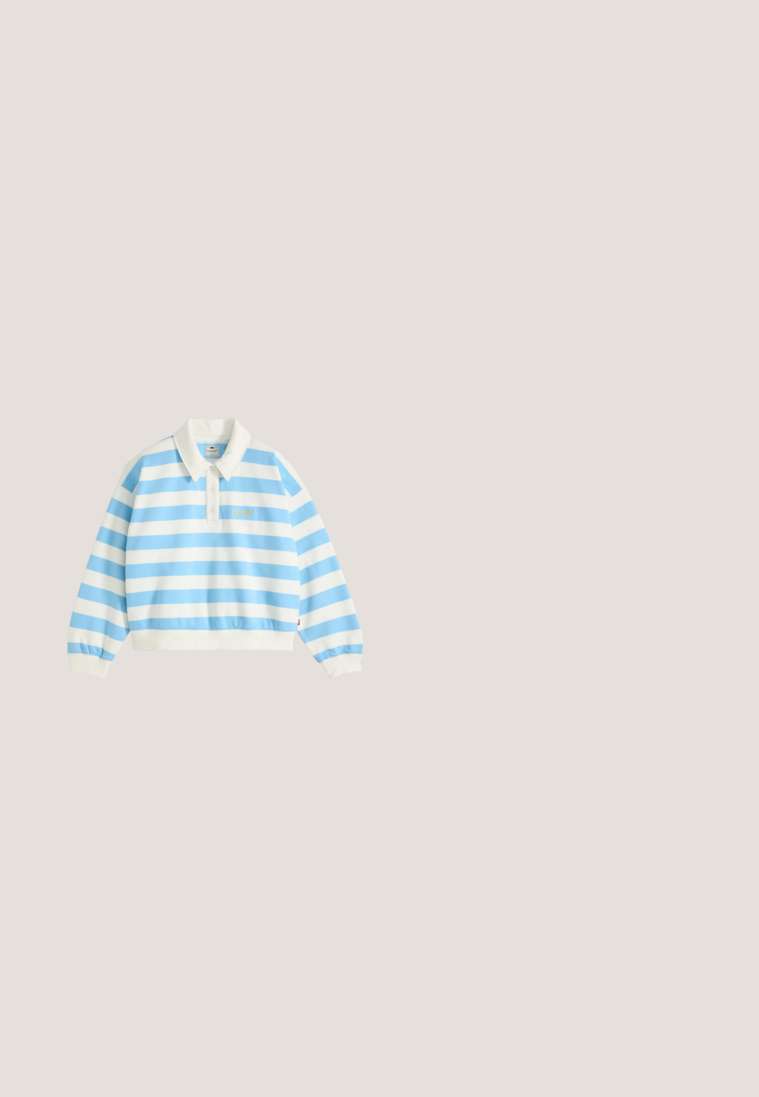 Polo de manga larga con rayas horizontales blancas y azules, tres botones frontales, cuello blanco y logo amarillo de Levi's en el pecho.; Chaleco vaquero azul claro sin mangas con cuello y tapeta frontal abierta, con costuras visibles y costuras laterales.; Shorts de mezclilla de lavado claro, de cintura alta, con un diseño de cinco bolsillos, cierre de botón y cremallera plateados, con dobladillo deshilachado y un ligero desgastado.; Zapatilla de lona a rayas azul y blanca con cierre de cordones, suela de goma y una marcada marca en el lateral. Suela exterior blanca texturizada.; Gafas de sol rectangulares marrones con montura transparente, patillas delgadas y lentes tintados, con una textura suave y un diseño moderno.; Bolso tote con rayas verticales azules y blancas, dos asas y una pequeña etiqueta rectangular en la parte superior central.