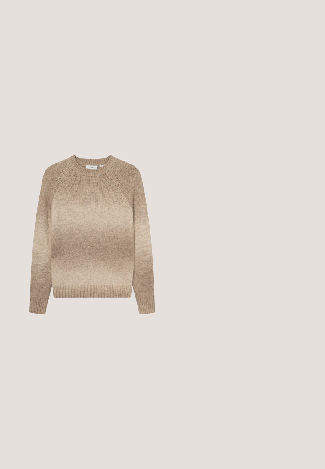 Beiger Gradient-Pullover mit Rundhalsauschnitt, Raglanärmeln und gerippten Bündchen und Saum, aus einem weichen, strukturierten Strickstoff gefertigt.; Khakifarbene, knopfbare Jacke aus strapazierfähigem Baumwollstoff. Verfügt über einen Kragen, zwei große Fronttaschen und ein kleines Markenlabel auf der Tasche.; Hellbraune maßgeschneiderte Anzughose mit Knopf- und Reißverschluss, Gürtelschlaufen und geradem Bein, vor weißem Hintergrund.; Weiße Ledersneaker mit beigen Akzenten, flacher Gummisohle, runder Zehenpartie und kontrastierendem Logo an der Seite und Rückseite. Mit Schnürdesign.; Transparente Sonnenbrille mit beigem Kunststoffrahmen und braunen, verlaufenden quadratischen Gläsern, die auf einer weißen Oberfläche liegen.; Dunkelbraune Veloursleder-Tote mit schwarzen Griffen und einem passenden rechteckigen Reißverschlussbeutel, der vorne befestigt ist.