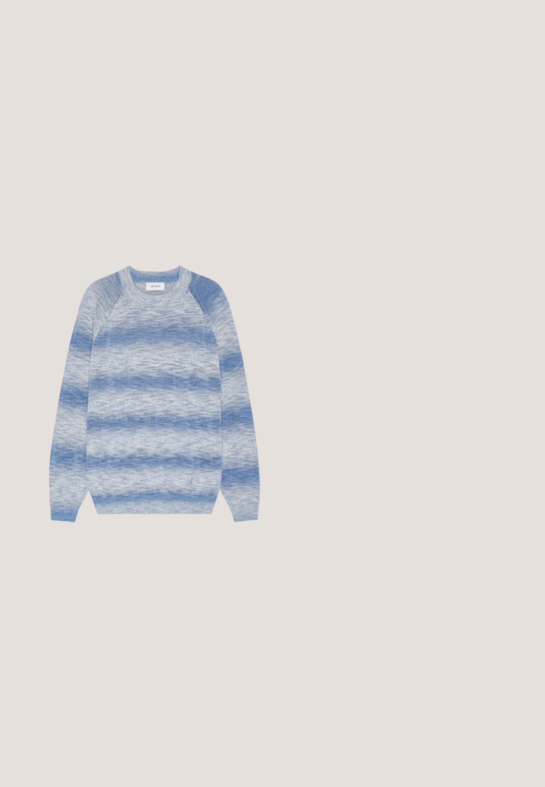 Langärmliger Rundhals-Pullover mit horizontalen blau-grauen marmorierten Streifen, gerippten Bündchen und Saum, flach auf weißem Hintergrund gelegt.; Hellviolettes Polohemd mit kurzen Ärmeln, weißem Kragen und Ärmelbündchen, mit einer fünffachen Knopfleiste und geripptem Saum.; Beige locker sitzende Hose mit Knopf- und Reißverschluss vorne, seitlichen Taschen und Gürtelschlaufen, flach auf weißem Hintergrund liegend.; Zign LEATHER - Sportlicher Schnürer - taupe; Schwarze achteckige Sonnenbrille mit blau getönten Gläsern, goldenen Akzenten und einem eleganten Design. Die Bügel sind mit einem dezenten Muster für zusätzliche Details versehen.; Braune Ledertasche mit strukturiertem Finish, ausgestattet mit einem Reißverschluss und dekorativen Nähten. Enthält einen kurzen Tragegriff.