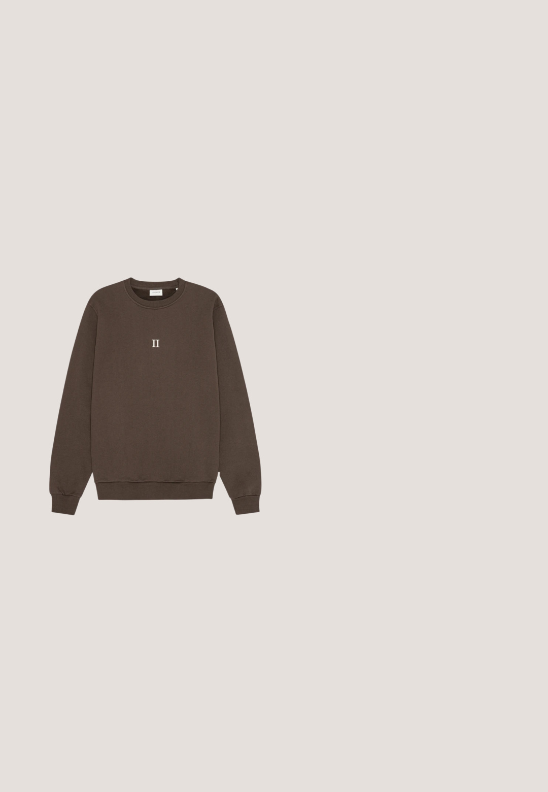Brauner Sweatshirt aus Baumwolle mit Rundhalsausschnitt, gerippten Bündchen und kleinem "II"-Logo in der Mitte der Brust. Weicher Stoff.; Hellbeiges langärmliges Hemd mit Knopfleiste, zwei Brusttaschen und einem kleinen Logo-Patch am linken Ärmel.; Beige Jogginghose mit elastischem Bund, Kordelzug, Bündchen an den Knöcheln und einem kleinen rechteckigen Logo-Patch am oberen linken Oberschenkel.; Brauner Wildleder-Sneaker mit abgerundeter Spitze, cremefarbener Gummisohle und tonalen Schnürsenkeln. Verfügt über ein eingeprägtes Logo an der Seite und eine glatte Rückseite.; Kompakte braune Leder-Umhängetasche mit schwarzem verstellbarem Riemen und silbernen Schnallen, vorne mittig mit BOSS-Logo geprägt.; Beigefarbener Wildledergürtel mit einer rechteckigen dunklen Metallschnalle, mehreren Einstelllöchern und einer genähten Schlaufe auf weißem Hintergrund.