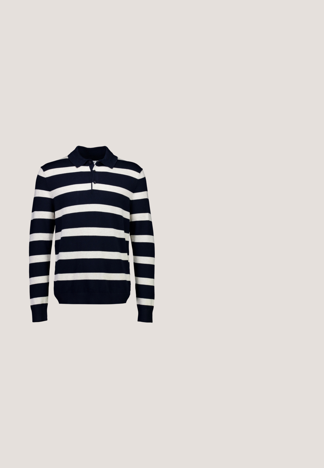 Polo manches longues avec rayures horizontales bleu marine et blanches et col avec patte à trois boutons.; Veste en coton bleu marine avec un col pointu, des boutons sur le devant, une poche poitrine et deux poches inférieures. Tissu durable avec une texture lisse.; Jeans en denim foncé avec une coupe droite, dotés de cinq poches, de rivets en cuivre et de coutures contrastantes le long des coutures.; Chaussure montante en daim bleu foncé pour homme avec semelle marron, lacets à l'avant et design minimaliste, vue de côté sur fond blanc.; Lunettes de soleil bleu marine avec une finition mate, verres carrés et montures épaisses. Présente un branding subtil sur la branche.; Sac en cuir granité bleu marine compact avec des compartiments zippés et le logo en argent de Lancaster sur le panneau avant.