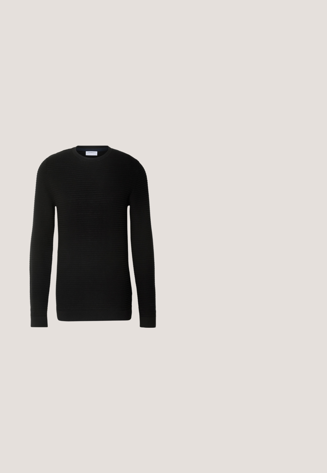 Schwarzer Pullover mit langen Ärmeln, gerippter Textur, rundem Ausschnitt und eng anliegenden Bündchen. Hergestellt aus einem weichen, dehnbaren Material.; Schwarze Langarmbluse mit durchgehender Knopfleiste, zwei Brusttaschen und einem strukturierten Kragen. Hergestellt aus einem strapazierfähigen Stoff mit einer glatten Textur.; Schwarze, gestreifte Stoffhose mit geradem Schnitt. Sie hat eine glatte Textur, einen Frontknopfverschluss und Gürtelschlaufen.; Schwarze Jeans kombiniert mit glänzenden schwarzen Slippern. Das Hemd ist weiß mit dünnen vertikalen Streifen, hat lange Ärmel und einen geknöpften Kragen.; Schmale schwarze Krawatte mit einem strukturierten, diagonalen Rippmuster. Verfügt über eine spitze Spitze und eine glatte Oberfläche. Geeignet für formelle Anlässe.; Schwarzer Leder Gürtel mit glatter Textur, silberner rechteckiger Schnalle und einer Schlaufe für das Ende. Verfügt über eine saubere Naht entlang der Kanten.