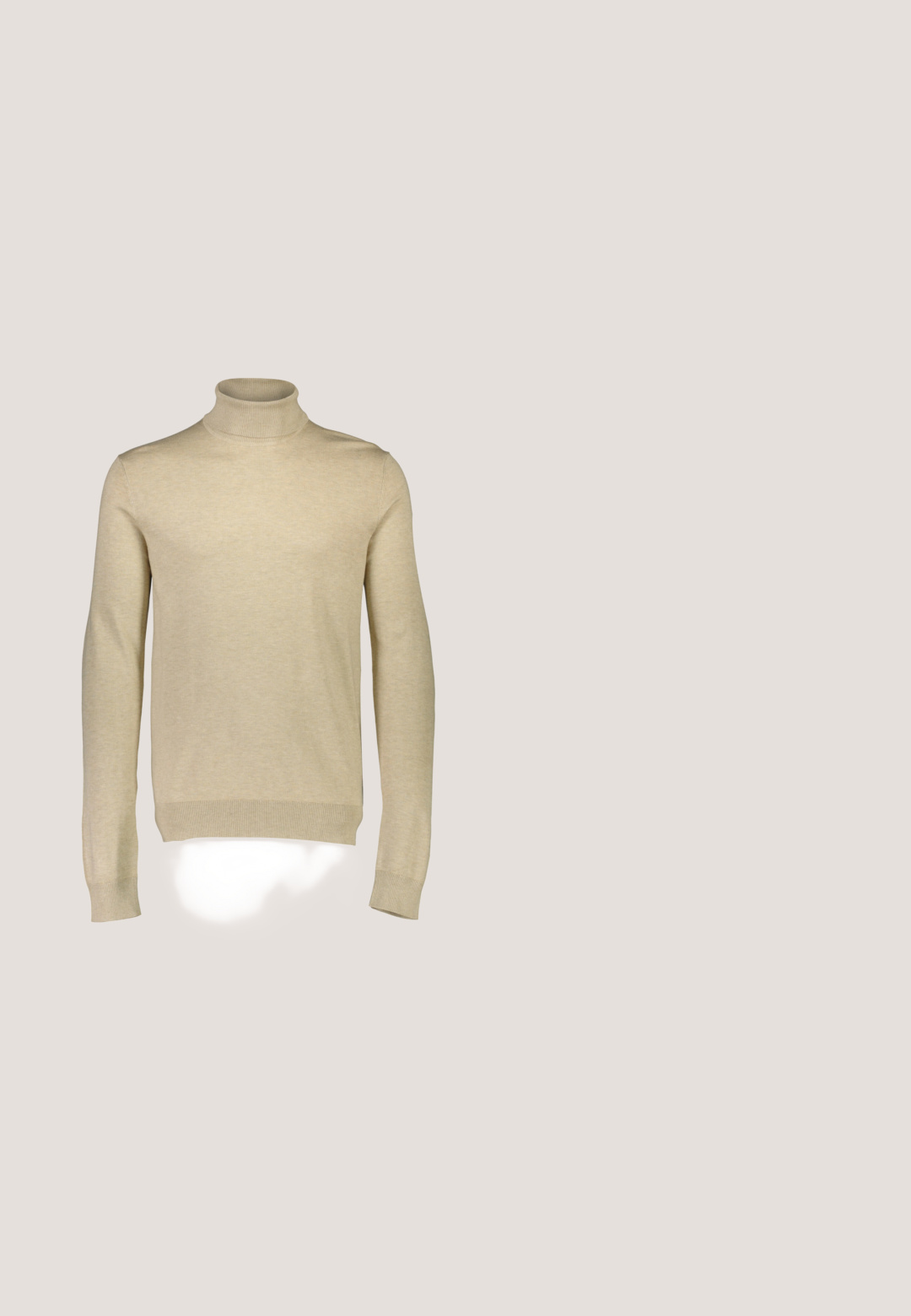 Hellbeige Rollkragenpullover, gerippter Kragen und Bündchen, taillierter Schnitt, weiche Textur, flach gestricktes Material, lange Ärmel, keine sichtbaren Muster.; Langärmliges kariertes Hemd in Weiß und Marineblau, mit einem Knopfkragen und Holzknöpfen, ganz in einem karierten Muster.; Braune maßgeschneiderte Hosen aus strukturiertem Stoff, mit einem Knopfverschluss und hochgekrempelten Säumen für eine passgenaue Passform.; Brauner Lederschuh mit glatter Oberfläche, rundlicher Spitze und schwarzer Gummisohle mit Profilrillen. Verfügt über ein Schnürdesign mit sechs Ösen.; Braune Lederaktentasche mit zwei Griffen, verstellbarem Schultergurt, Fronttasche und glatter Oberfläche. Reißverschlussverschluss und dezentes Branding.; Brauner Wildledergürtel mit einer silbernen Metallschnalle. Verfügt über eine glatte Textur und saubere Nähte entlang der Kanten. Klassisches, leicht verjüngtes Design.