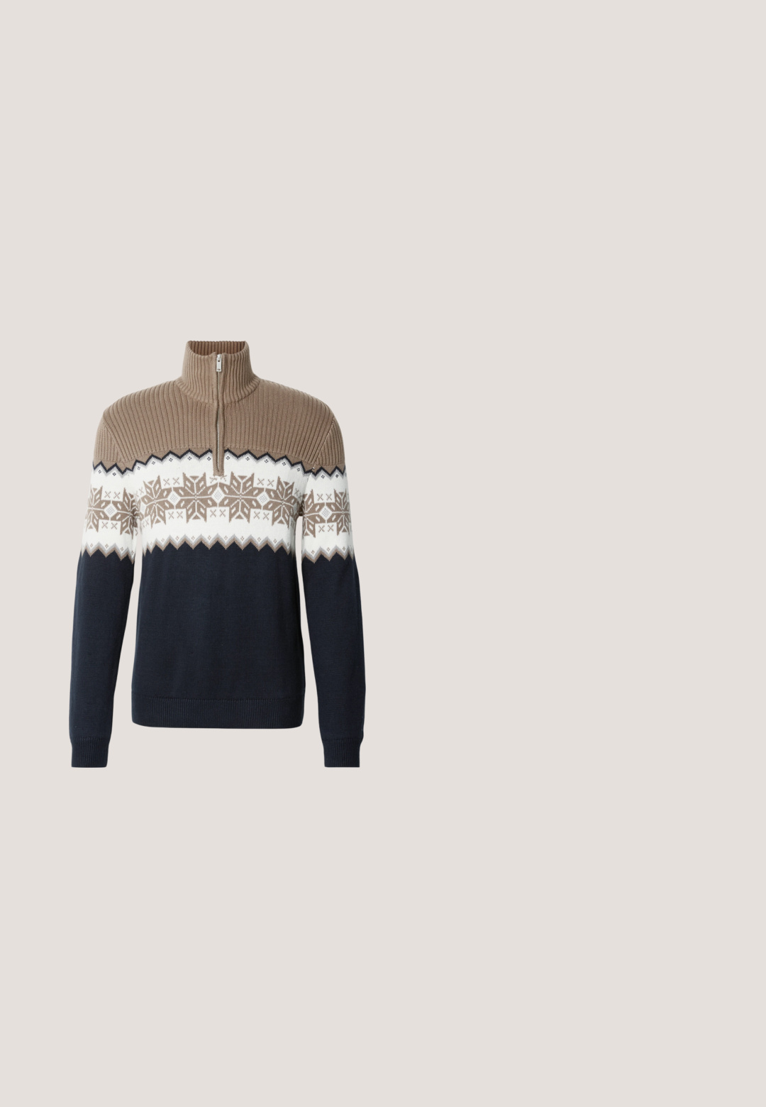 Strikket pullover med halvlukning med lynlås. Har en ribbet, tanfarvet krave, snefnugmønster i beige og hvid, mørkeblå krop og lange ærmer.; Hvid kortærmet t-shirt med rund hals og lille sort "D"-logo på venstre bryst mod en ensartet lys grå baggrund.; Mørkeblå denimshorts med optrukne manchetter, forreste knap, lynlås og forlommer mod en ensfarvet lys baggrund.; Brune læder ankelstøvler med en tekstureret overflade, blød afrundet tå og grå gummisål, med to øjer til snørebånd.; Skildpaddemønstrede solbriller med firkantet stel, gradient grønne linser og metalakcenter på stængerne. Glat plastmateriale.; Brun ruskindsbælte med en sølvmetalspænde og linær syning. Bæltet er fladt og har en klassisk bredde og form.