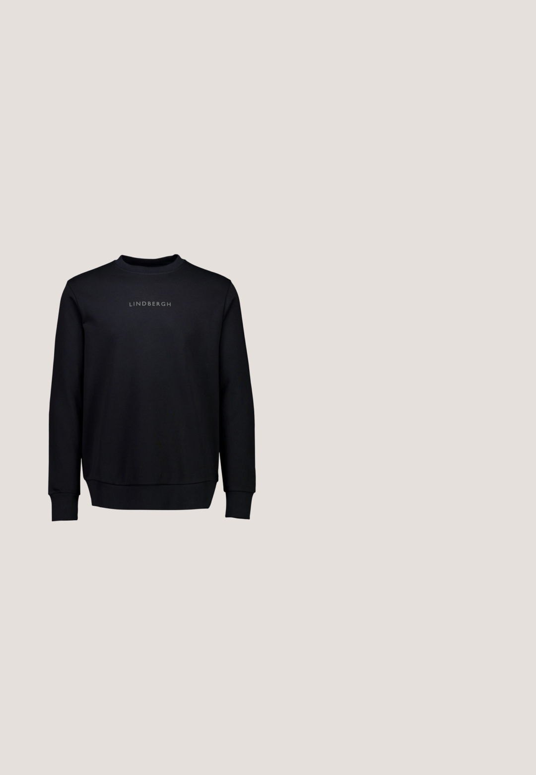 Zwarte sweatshirt van een gladde katoenen mix. Heeft een ronde halslijn en een klein, lichtgrijs "LINDBERGH" logo op de borst.; Zwarte blouse met lange mouwen, knoopsluiting aan de voorkant, twee borstzakken en een gestructureerde kraag. Gemaakt van een stevige stof met een soepele textuur.; Grijze katoenen broek met een slim fit, knoopsluiting en zakken. Heeft een strak ontwerp en een gladde textuur.; Pier One Sneakers hoog - black; Zwarte leren schoudertas met een gestructureerde afwerking, rechthoekige vorm, verstelbare schouderband en reliëflogo op de voorkant.; Zwarte leren riem met een vierkante zilveren gesp, met een gladde textuur en een klassiek ontwerp, netjes opgerold.