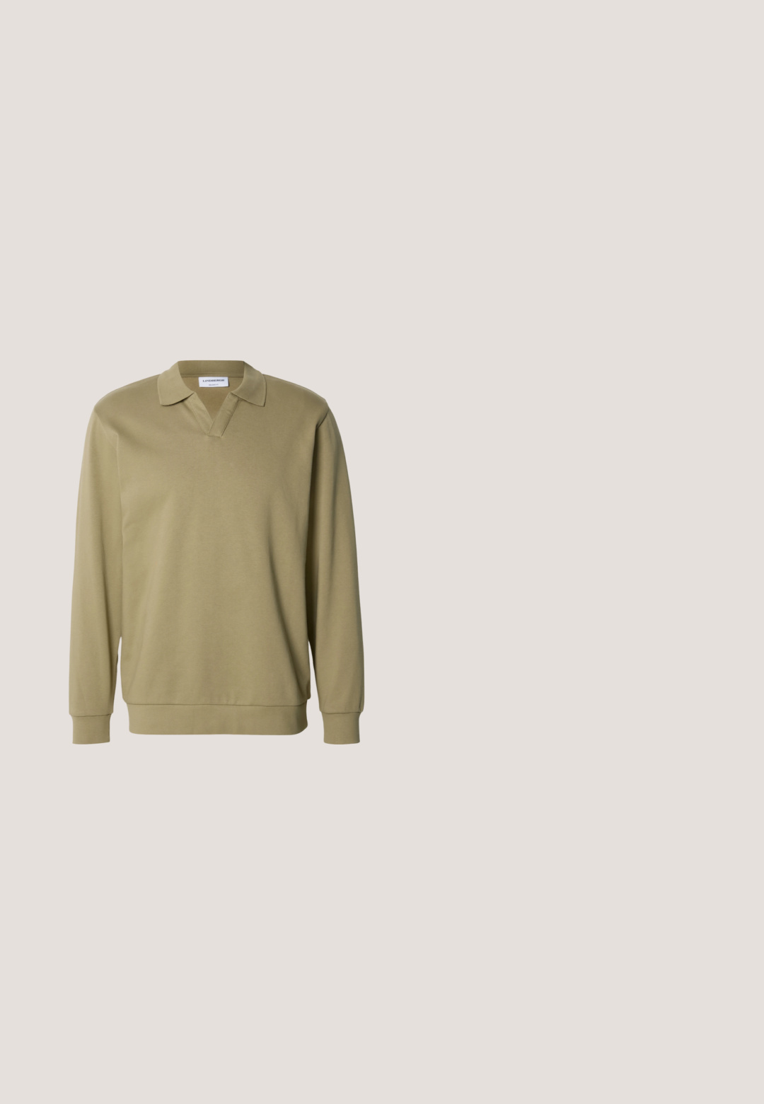Khaki pika varrukaga polosärk V-kaelusega, valmistatud pehmest materjalist. Omab klassikalist kraega ja soonikuga mansette, lõikega, mis on mugav ja lõdvestunud.; Pruun nööbitav särk, mis on valmistatud tekstuursest kangast koos pikkade varrukatega, kaheteistkümne rinna taskuga ja mustade nuppudega. Klassikaline kraedi design.; Mustad sirgelõikelised püksid, millel on sile tekstuur ja vöökoht ühe nupuga kinnitusega.; Pruuni sametist loafers madala profiili ja ümarate varvastega. Omab dekoratiivset rihma ülaosas, tasast kummist talda ning nähtamatut õmblust.; Tumepruun tekstureeritud kudumist lips, mis on laiali laotatud valgel taustal terava otsaga.; Pruun nahkvöö, mis on rulli keeratud ning varustatud hõbedase pandlaga, millele on graveeritud "JACK & JONES", valgel taustal.