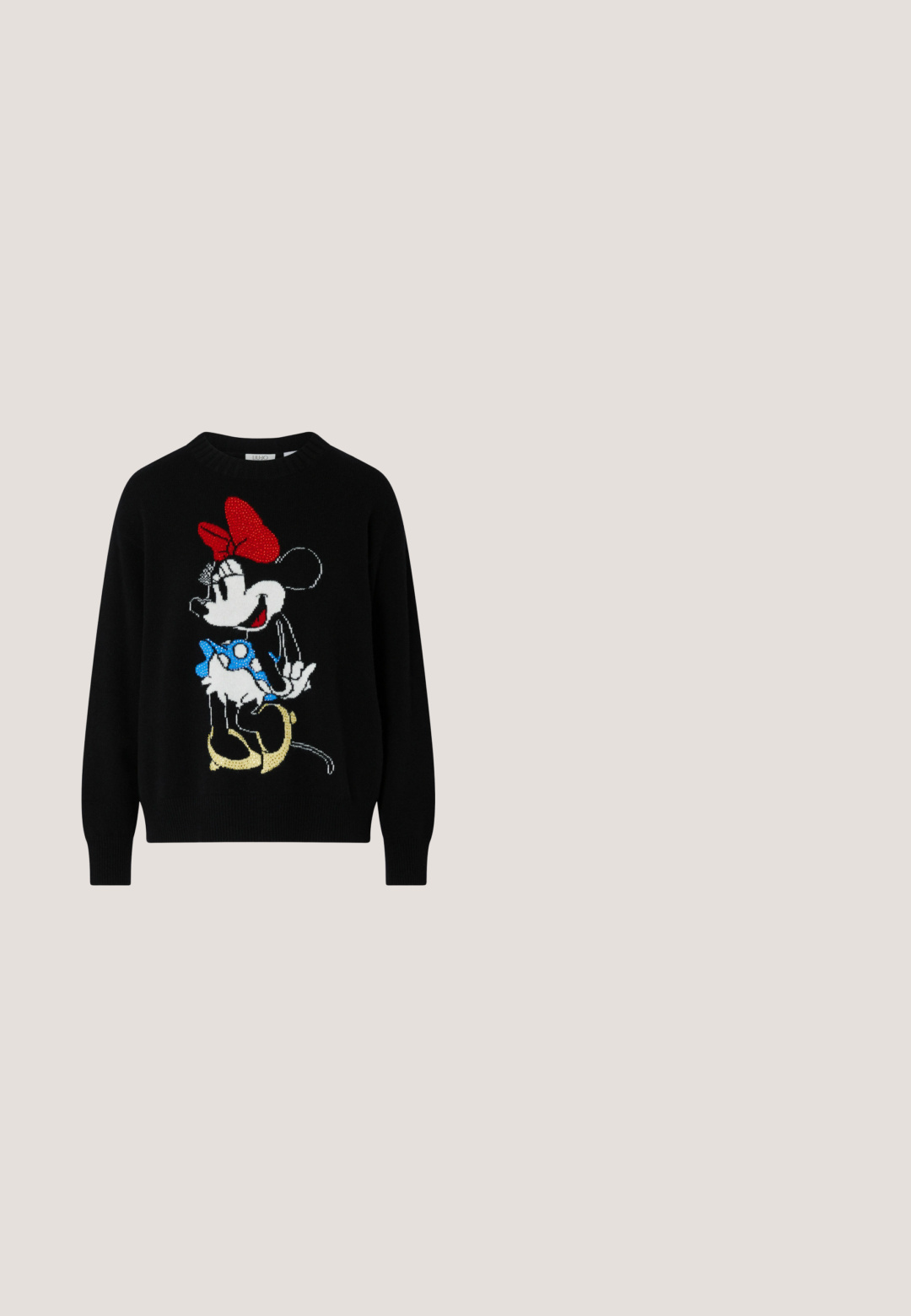 Pull noir à manches longues avec un grand motif Minnie Mouse avec un nœud rouge, une robe bleue à pois et des chaussures jaunes à l'avant.; Débardeur noir à côtes avec un encolure ronde et de larges bretelles, présentant une finition texturée subtile et un petit détail en mesh au bas.; Shorts en simili cuir noirs à taille haute, dotés de deux poches frontales, de coutures apparentes et d'une texture lisse.; Baskets en simili cuir noir végan avec deux bandes Velcro et des accents en forme de cœur doré. Dotées d'une semelle en caoutchouc épaisse et d'un design minimaliste.; Sac à main noir matelassé avec deux poignées et logo doré "LOVE MOSCHINO" à l'avant, sur un fond clair uni.; Collier en cuir noir avec lettres "MOSCHINO" en argent ornées de strass et fermeture à boucle en métal.