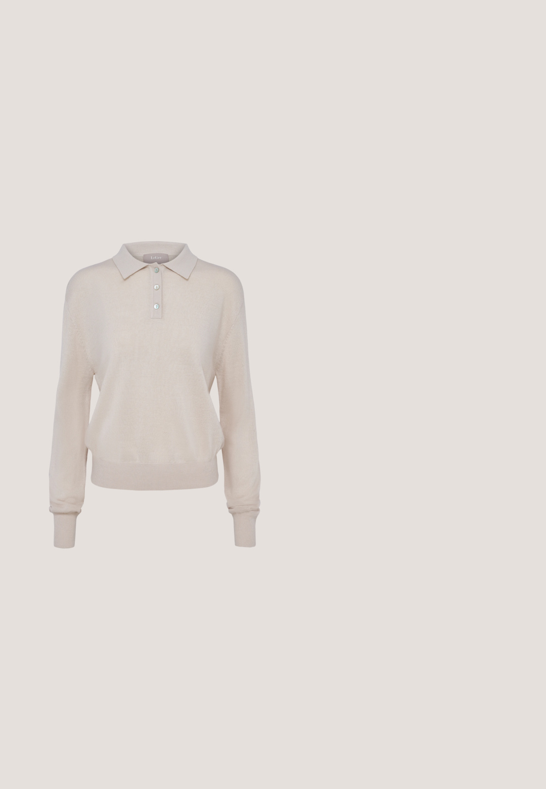 Beige strikket polo-sweater med lange ærmer, knaplukning, ribbede manchetter og kant, med en blød tekstur og afslappet pasform.; Mørkebrun kortærmet ribstrikket polo med tre knapper og en klassisk krave, vist på en ensfarvet baggrund.; Beige bukser med lige ben, bæltestropper, forreste pres, og skjult lukning, vist mod en lys baggrund.; Læder sko med blokhæl i en blank mørk burgunderrød finish, med en spænde rem og rund tå design. Struktureret ydersål for bedre greb.; Brun stof håndtaske med et unikt buet håndtag og en lynlåslomme foran. Har en glat tekstur og guldlogo-detalje.; Guldmetalhalskæde med en dristig, blank bogstav "C"-vedhæng, ophængt fra to tynde kædestrenge i forskellige længder.