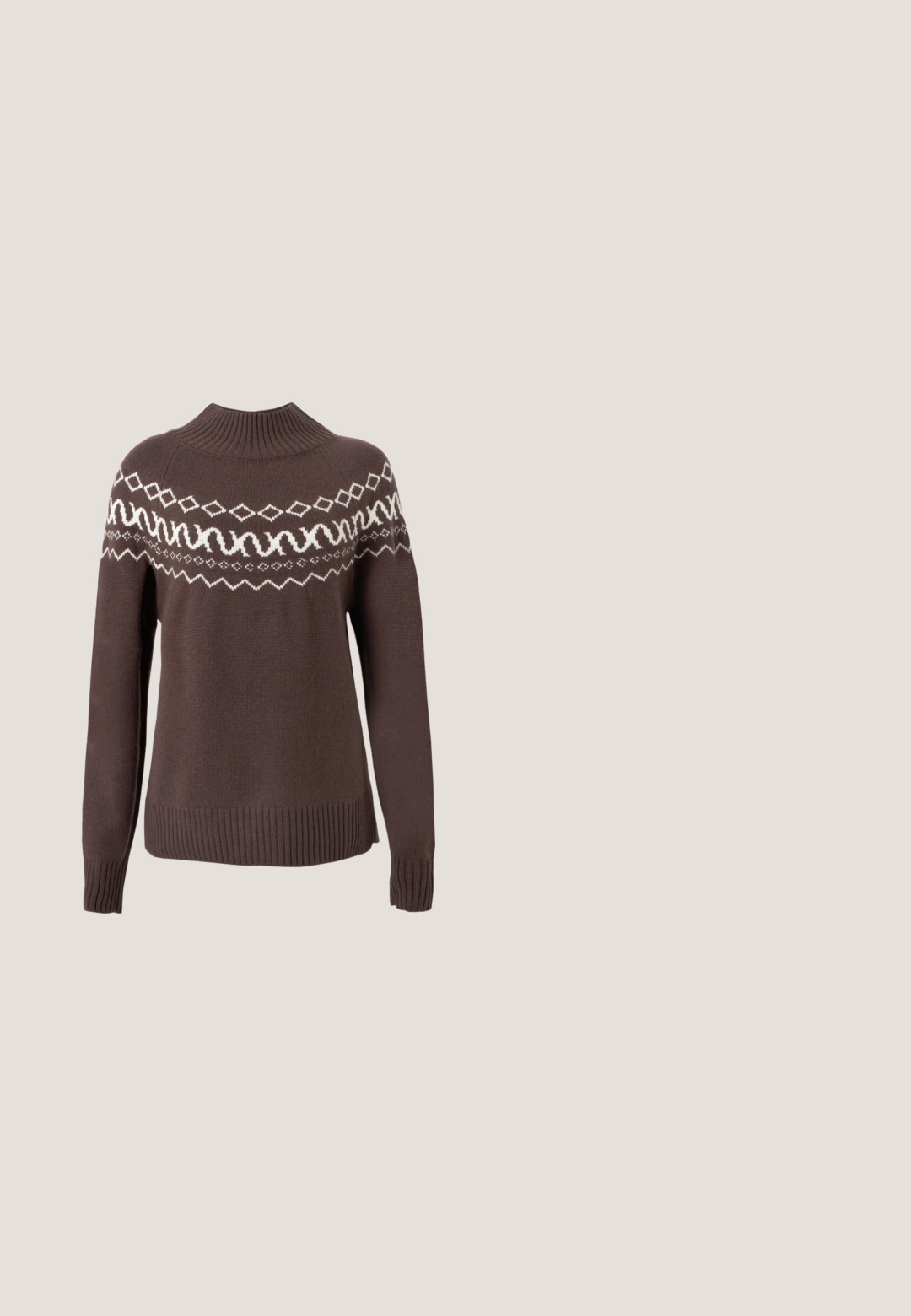 Brun strikket sweater med høj hals, prydet med et hvidt geometrisk mønster over brystet samt ribstrikkede manchetter og kant.; Mørkebrun langærmet polo shirt med seks sorte knapper og et lille broderet logo på venstre bryst.; Lys beige, vide bukser lavet af rynket stof, med elastisk talje og snøre samt sidelommer.; Brune ankelstøvle med en blød kunstlæder skaft, blokhæl og tekstureret gummisål. Lynlåslukning på siden og syet detalje rundt om bunden.; Blød mørkebrun skuldertaske i imiteret pels med to korte sorte læderremme på hvid baggrund.; Et par glansende brune dråbeformede øreringe med subtile mørkere mønstre på en hvid baggrund.