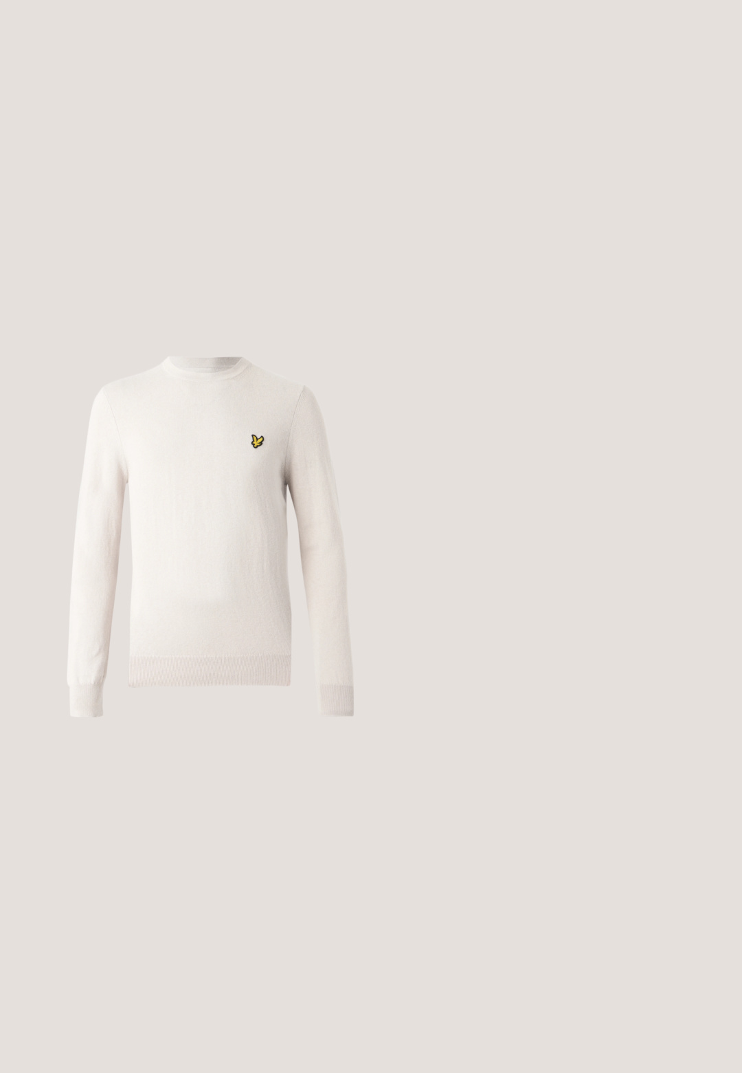 Pull beige clair à manches longues, col rond et ourlet côtelé. Présente un petit logo brodé noir et jaune sur la poitrine.; Veste de couleur crème en toile avec un devant boutonné, deux grandes poches avant et un petit logo vert brodé sur la poitrine.; Pantalons décontractés verts olive en tissu doux. Présentent une coupe droite, des poches avant et une fermeture à bouton. Aucun motif visible.; Mocassin pour homme en cuir marron avec devant perforé et détail de bride, positionné sur un tapis beige, avec une table ronde brillante marron en arrière-plan.; Sac fourre-tout en toile blanche avec des accents bleu marine. Dispose de deux poignées robustes et d'un écusson logo à l'avant. Forme rectangulaire.; Ceinture en cuir marron avec une texture lisse, boucle en métal argenté et un petit accent de logo en rouge, blanc et bleu près de la boucle.