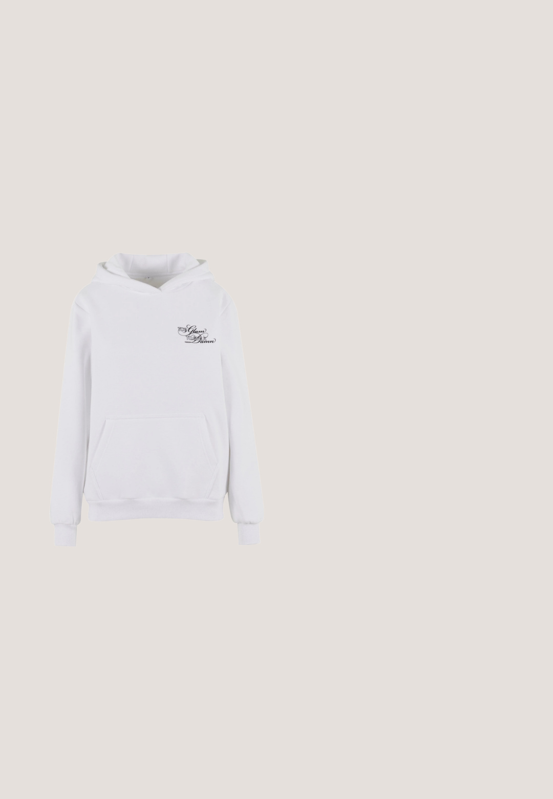 Weißer Hoodie mit einer Fronttasche, langen Ärmeln und gerippten Bündchen. Mit schwarzem Textlogo auf der oberen linken Seite. Aus weichem Baumwollmaterial.; Graue, gekürzte Jeansjacke mit Knopfleiste, spitzem Kragen, einer Brusttasche, fransigem Saum und schwarzem Logodetail.; Schwarze Weitbein-Hose mit elastischem Bund und weißen Seitenstreifen aus glattem Stoff.; Schwarze mid-cut Wanderschuhe mit strukturiertem Finish, verstellbaren Schnürsenkeln und weißer Gummisohle. Mit Branding an der Seite.; Blaue, dreieckige Schultertasche aus Denim mit schwarzem, verstellbarem Riemen, schwarzem Kettendetail und silbernem "Karl Lagerfeld Jeans"-Logo.; Silberne Creolen mit einem vertikalen Stab und einem kreisförmigen Ring, der mit kleinen funkelnden klaren Steinen besetzt ist, auf einem weißen Hintergrund dargestellt.