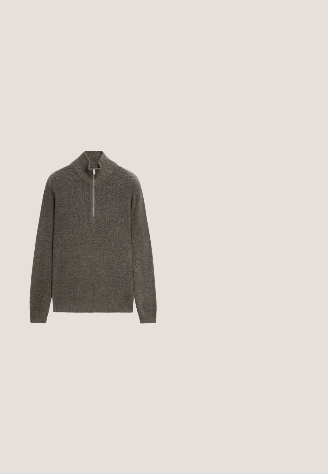Pull en maille gris foncé à manches longues avec col demi-fermeture éclair, présenté à plat sur fond blanc.; T-shirt blanc uni à manches courtes et col rond avec une petite étiquette noire au niveau du col, sur fond blanc.; Pantalon noir sur mesure avec passants de ceinture, bouton à l'avant, fermeture éclair et poches latérales, présenté sur un fond blanc uni.; Mocassins en cuir noir à bout arrondi, avec un design cousu, une semelle plateforme basse et une semelle en caoutchouc texturée et crantée.; Lunettes de soleil rondes noires avec une monture épaisse et des verres foncés teintés, présentées sur un fond blanc.; Mallette en cuir noir avec deux poignées, une bandoulière détachable et une fermeture éclair sur fond blanc.