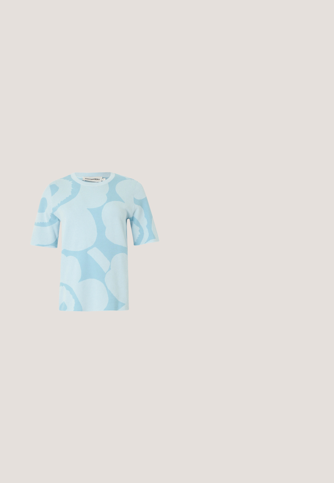 Lyseblå strikket top med korte ærmer, med stort abstrakt blomsterprint i en lysere nuance og rund halsudskæring.; Lyst blå denim cropped top med firkantet udskæring, der har fem træknapper foran og buede sidesømme.; Lyseblå bløde stofshorts med elastisk talje og rød flæset kant langs kanten, vist på en ensfarvet baggrund.; Denim sneakers med en tyk hvid platformsål. Har slidte kanter og metalliske detaljer, herunder et dekorativt logo på siden.; Gennemsigtige lyseblå rektangulære solbriller med mørkeblå linser og guld Coach-logo på stængerne, dekoreret med små leopardpletter.; Blå- og hvid batikmønstret skuldertaske i stof med en buet form og sort Karl Lagerfeld Jeans logo-patch på forsiden.