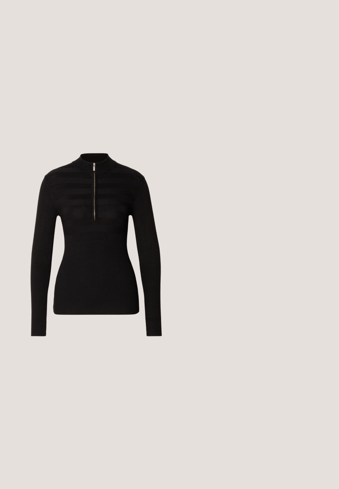 Sort langærmet polo sweater med halvlukning, prydet med vandrette stribemønstre og ribbet tekstur ved ærmerne og kanten.; Mørkegrå blyantskørt med tynde hvide lodrette nålestriber og et lille sideliv på en ensfarvet baggrund.; Sorte hæl sandaler med firkantet tå, der har krydsede remme og en justerbar ankelrem. Lavet af skinnende syntetisk materiale.; Sort læderhåndtaske med et struktureret design, rund tophåndtag og aftagelig skulderrem. Den har en glat tekstur og en subtil glans.; Sølv hoop ørestik med en poleret overflade, prydet med små guld accenter og en rund form, båret på øreflippen.; Sort læderbælte med en sølvmetalspænde, der har en glat overflade og et rent, minimalistisk design.