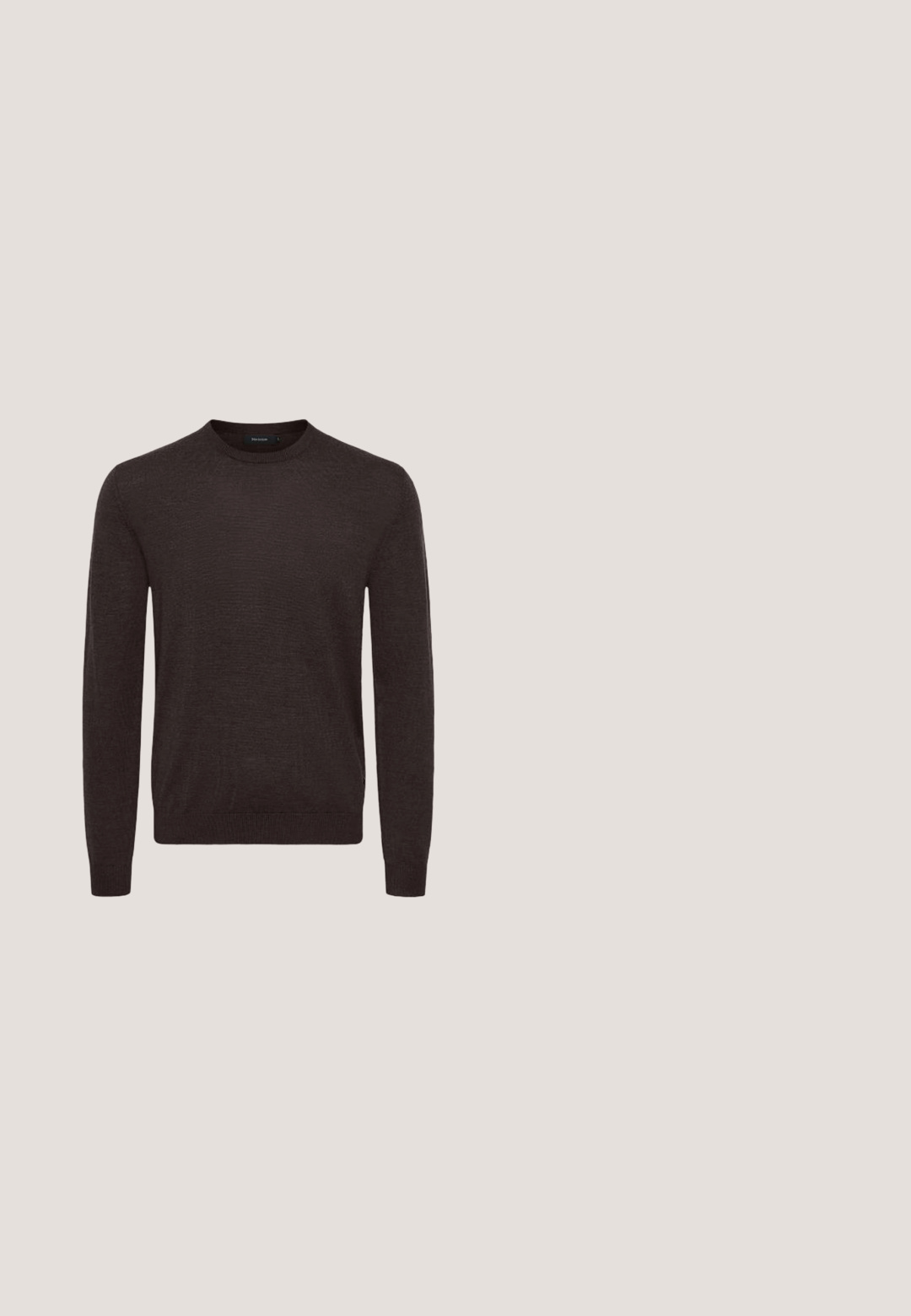 Brun crew-neck sweater lavet af tekstureret stof. Lange ærmer med ribbet manchet og kant. Mærket viser størrelse L på den indvendige hals.; Olivenfarvede bukser lavet af tekstureret stof, med justerbar talje og lige ben, præsenteret mod en hvid baggrund.; Mørkebrun læder- og ruskindspenny loafer med kraftig sort gummisål, sideprofil på hvid baggrund.; Rektangulære skildpadde-solbriller med mørke linser og slanke metalarme hviler på en hvid overflade.; Brun slips med hvidt og lyserødt diamantformet blomstermønster på en ensfarvet lys baggrund.; Mørkebrun læderbælte med sølvfarvet rektangulær spænde, pænt snoet på en ensfarvet hvid baggrund.