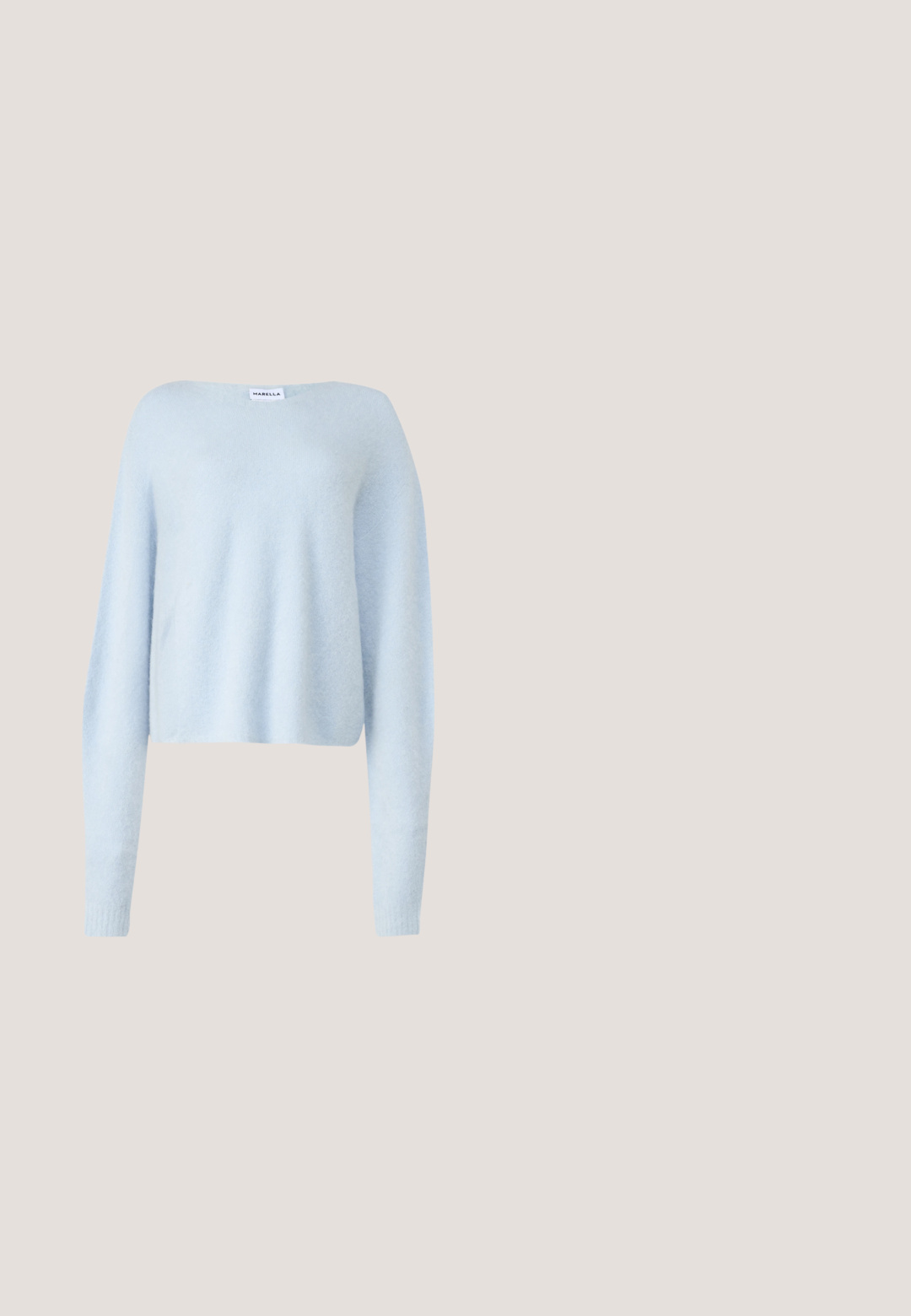 Marella OVIDIO - Strickpullover - azzurro; Marineblaue lange Hemdkleid, Knopfleiste vorne, weißes gepunktetes Muster, mit Kragen, lange Ärmel, seitliche Schlitze am Saum, aus Baumwollmaterial.; Hellblaue, hochtaillierte Jeans mit weitem Bein, vorne mit Knopf und Reißverschluss, Vordertaschen und ausgebleichten Details an Oberschenkeln und Knien.; Brauner Wildleder-Slipper mit weißer Naht, schwarzer Sohle und einem kleinen Zuglasche an der Ferse, seitlich auf einem einfarbigen Hintergrund gezeigt.; Braune Lederhandtasche mit abgerundetem Boden, kurzem Trageriemen und goldfarbenem Reißverschluss- sowie Knopfdetail auf einfarbigem Hintergrund.; Goldene Creolen mit ineinandergreifenden Formen, die ein poliertes Finish und eine glatte Textur aufweisen, entworfen mit einem zeitgenössischen Link-Motiv.