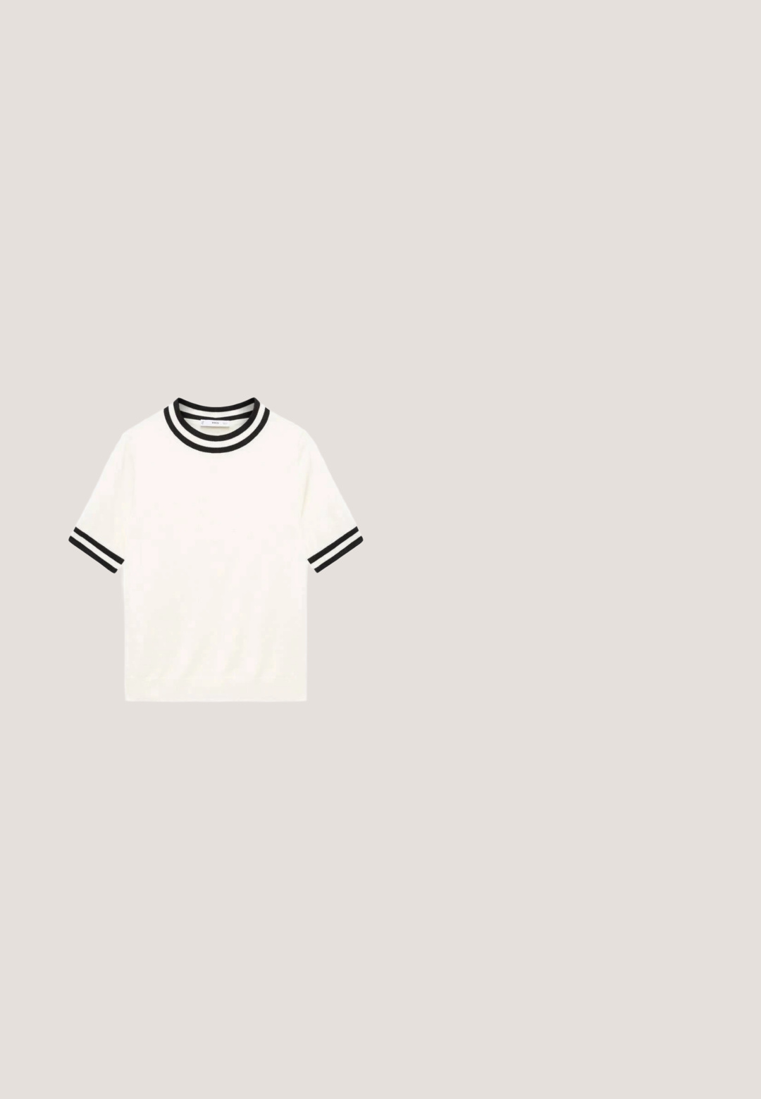 T-shirt blanc à manches courtes avec un col rond, featuring des rayures noires sur le col et les manches. Fabriqué en tissu lisse avec une coupe décontractée.; Pantalons larges blancs amples avec taille élastique et cordon de serrage, conçus pour un look décontracté.; Bottes en cuir noir montantes jusqu'au genou, avec un bout pointu et un talon carré, large. Texture lisse avec des détails de couture subtils.; Lunettes de soleil noires rectangulaires avec des verres sombres, dotées d'une monture en plastique brillant et de branches décorées de petits trous ronds.; Sac bandoulière en cuir noir avec une finition texturée, une quincaillerie dorée et un logo circulaire. Comprend une sangle réglable et une fermeture à rabat.; Boucles d'oreilles clous en forme de cœur en or rose avec finition polie, une montrant le devant et l'autre le côté avec fermoir papillon.